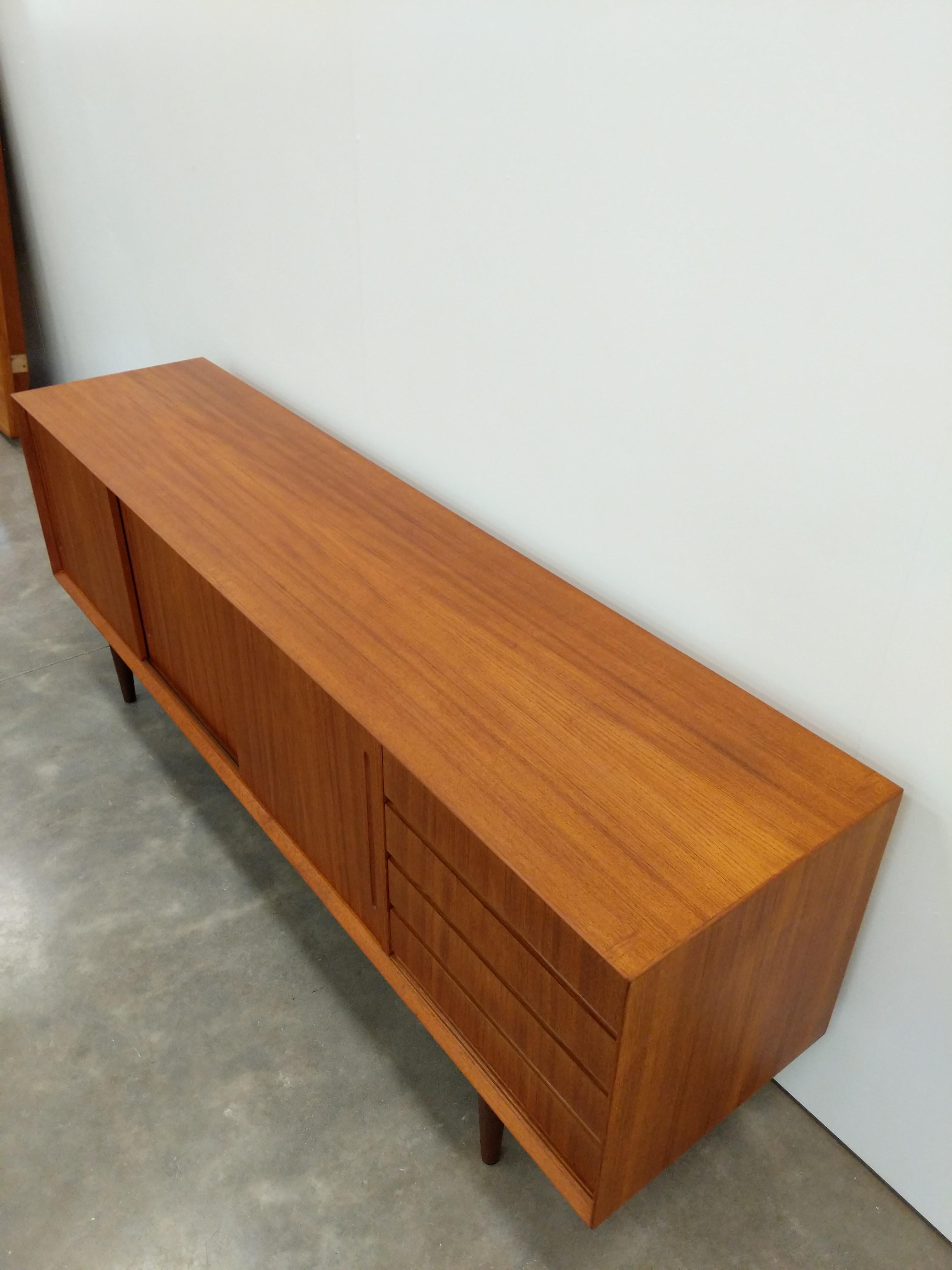 Vintage Danish Mid Century Modern Teak Credenza / Sideboard In Good Condition In Gardiner, NY