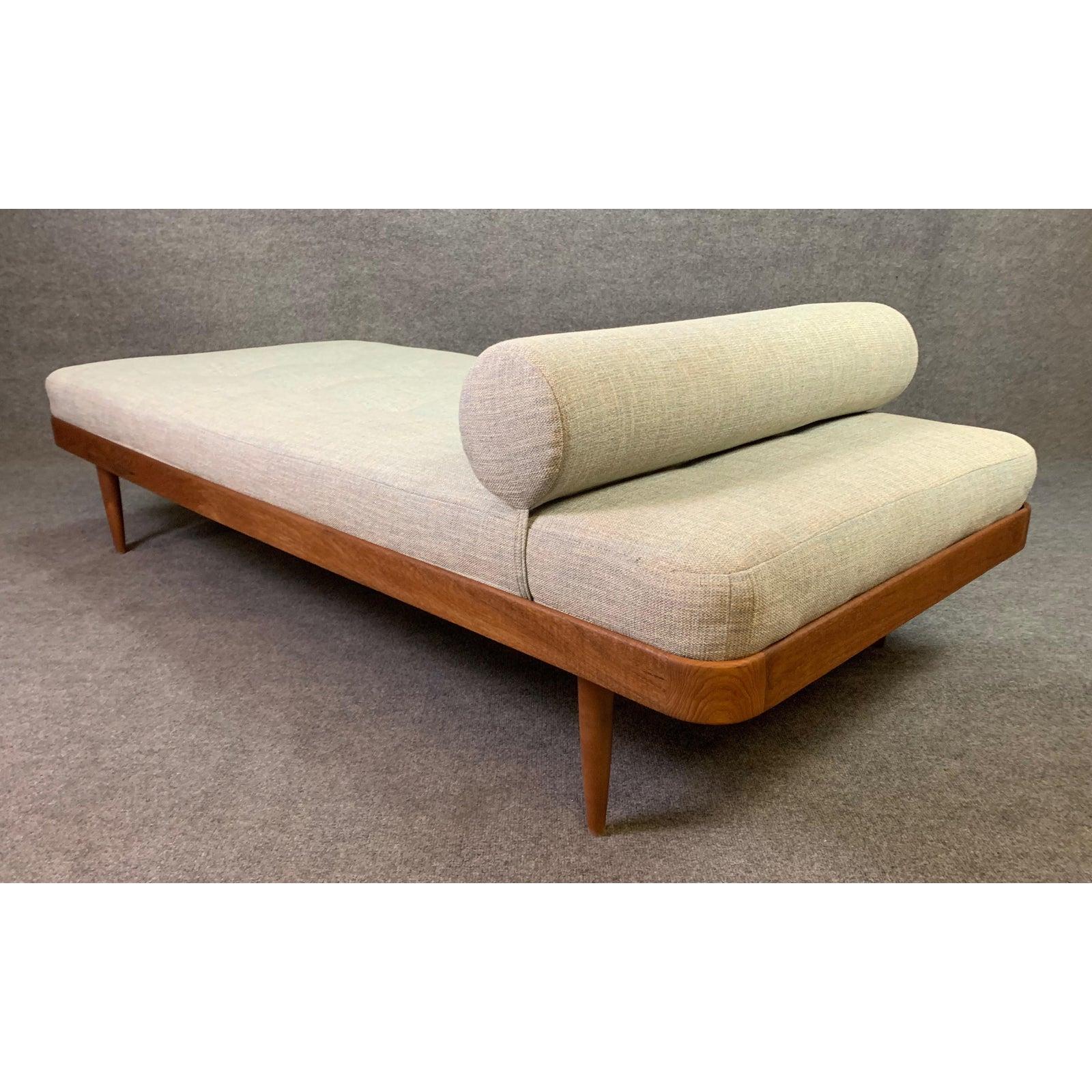 Vintage Danish Mid-Century Modern Teak Daybed In Excellent Condition For Sale In San Marcos, CA