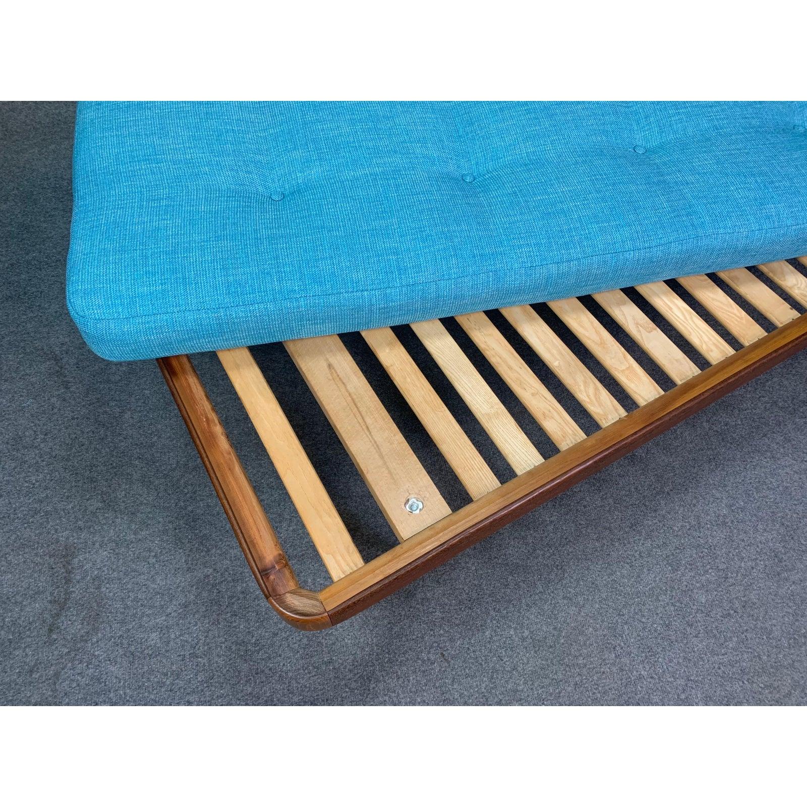Vintage Danish Mid-Century Modern Teak Daybed In Good Condition In San Marcos, CA