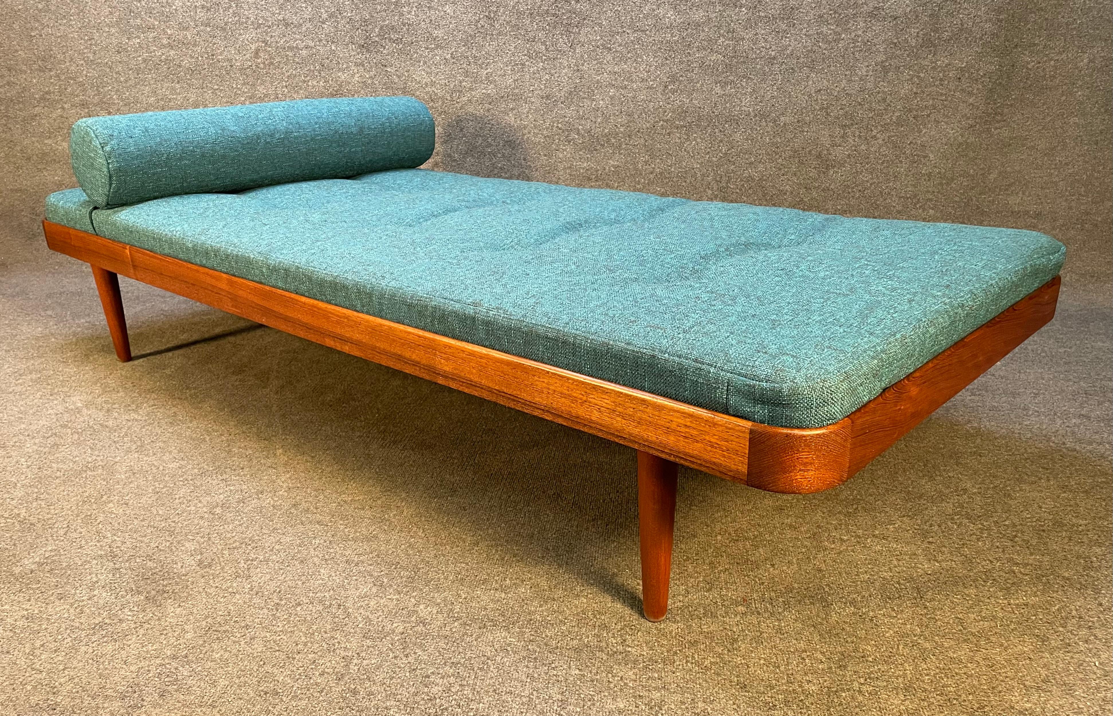 Vintage Danish Mid Century Modern Teak Daybed In Good Condition In San Marcos, CA