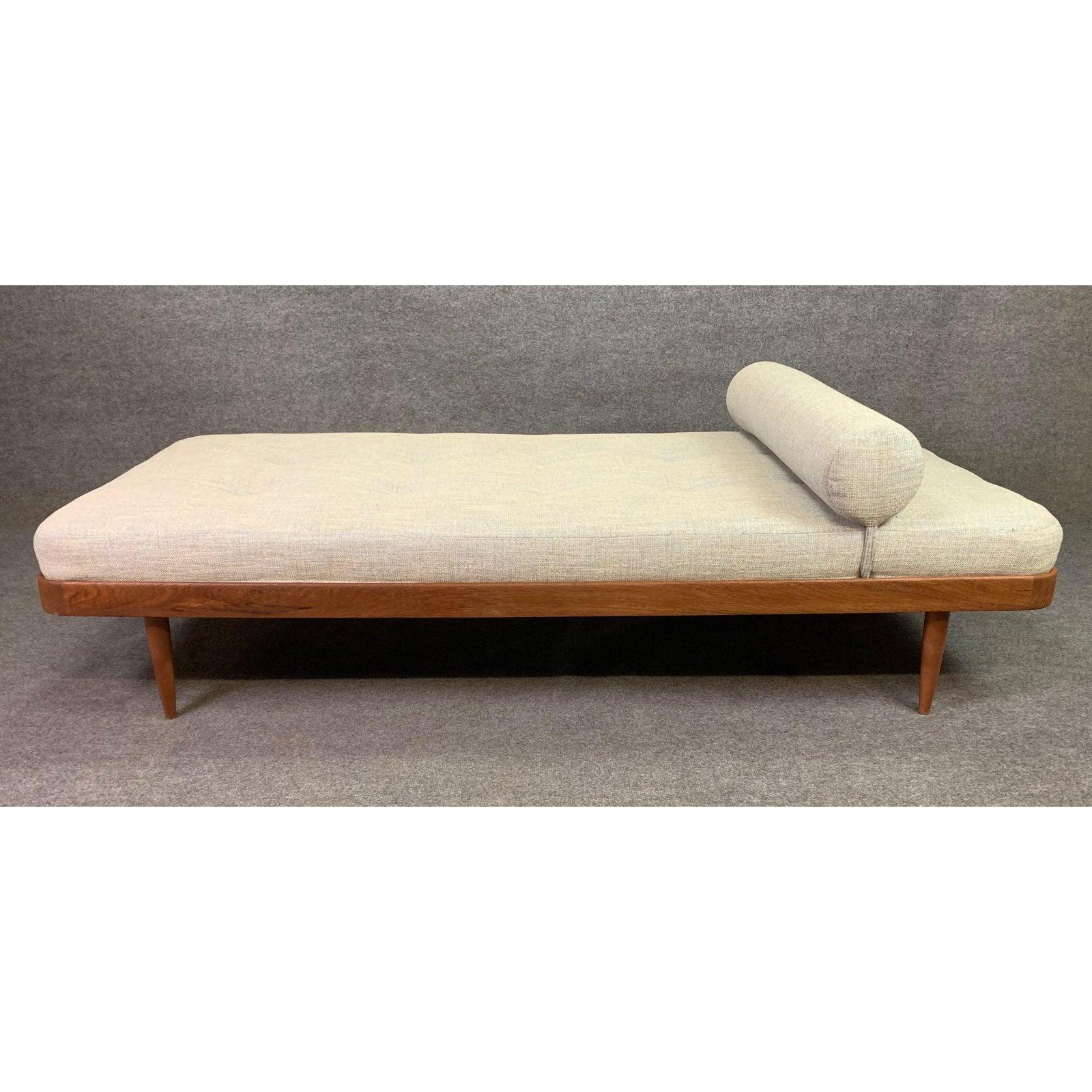 Vintage Danish Mid-Century Modern Teak Daybed (Teakholz) im Angebot