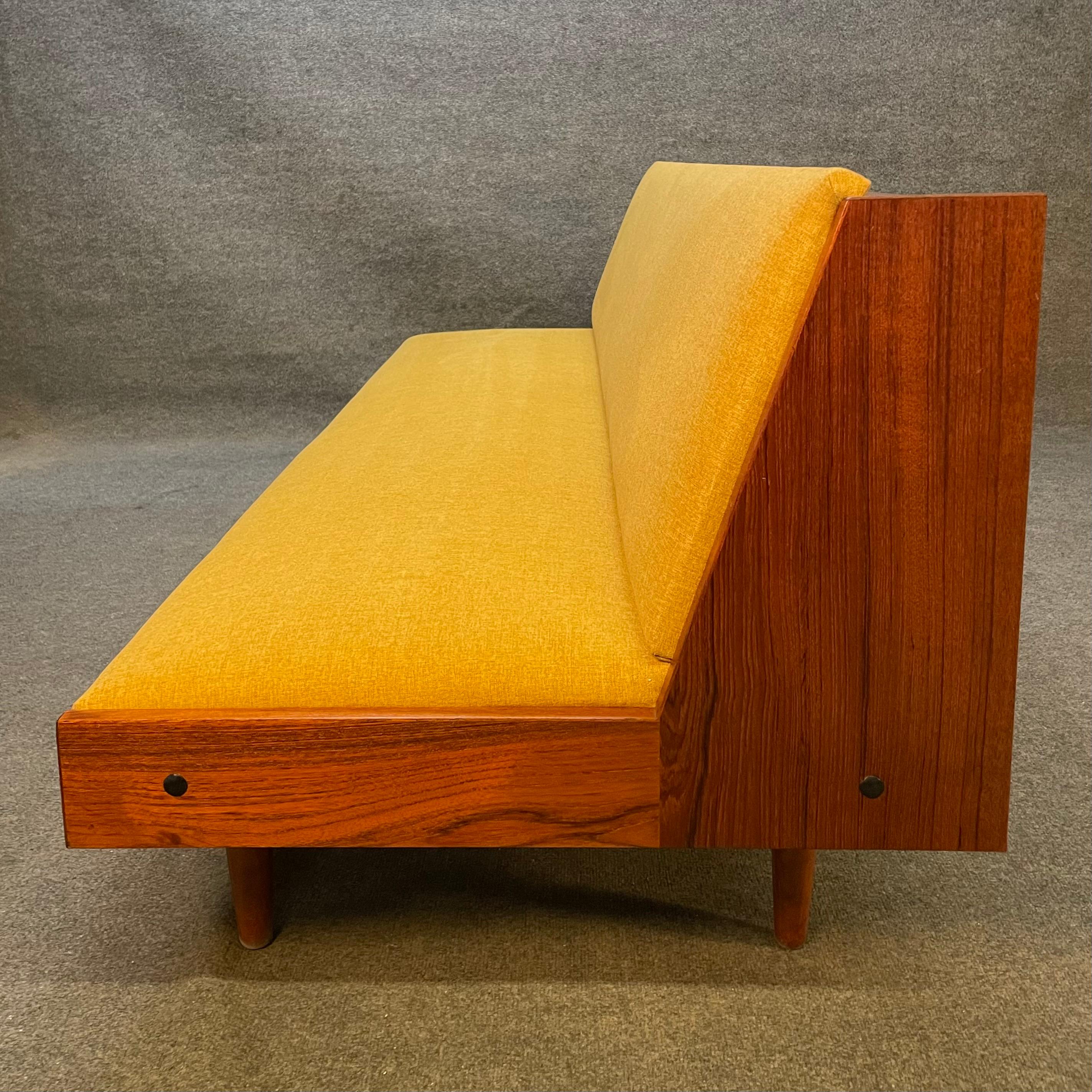 Vintage Danish Mid-Century Modern Teak Daybed in the Manner of Hans Wegner In Good Condition In San Marcos, CA