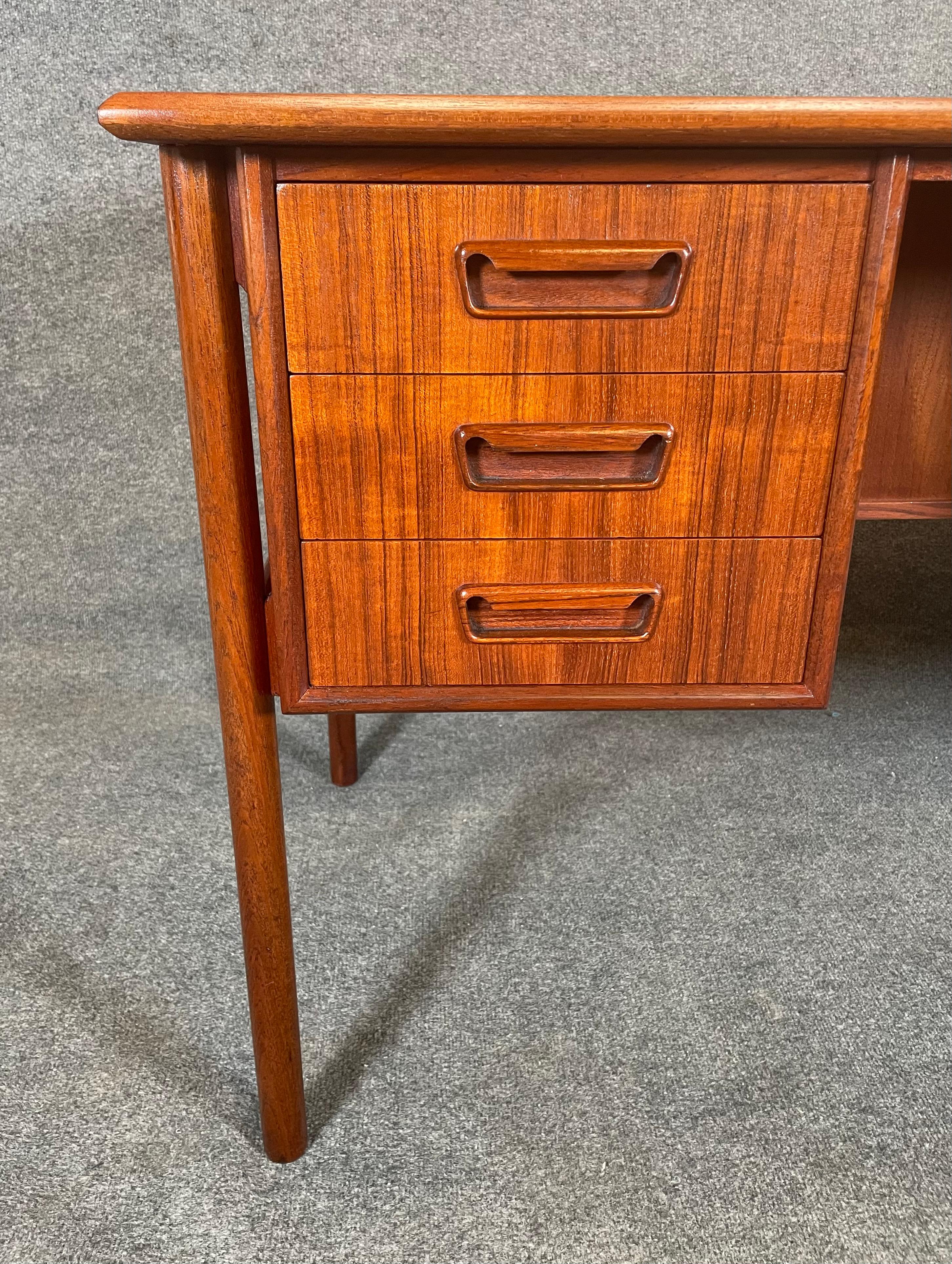 Here is a beautiful Scandinavian modern writing desk in teak manufactured by Gunaar Tibergaard in Denmark in the 1960's.
This lovely desk, recently imported from Europe to California before its refinishing, features a vibrant wood grain, two banks