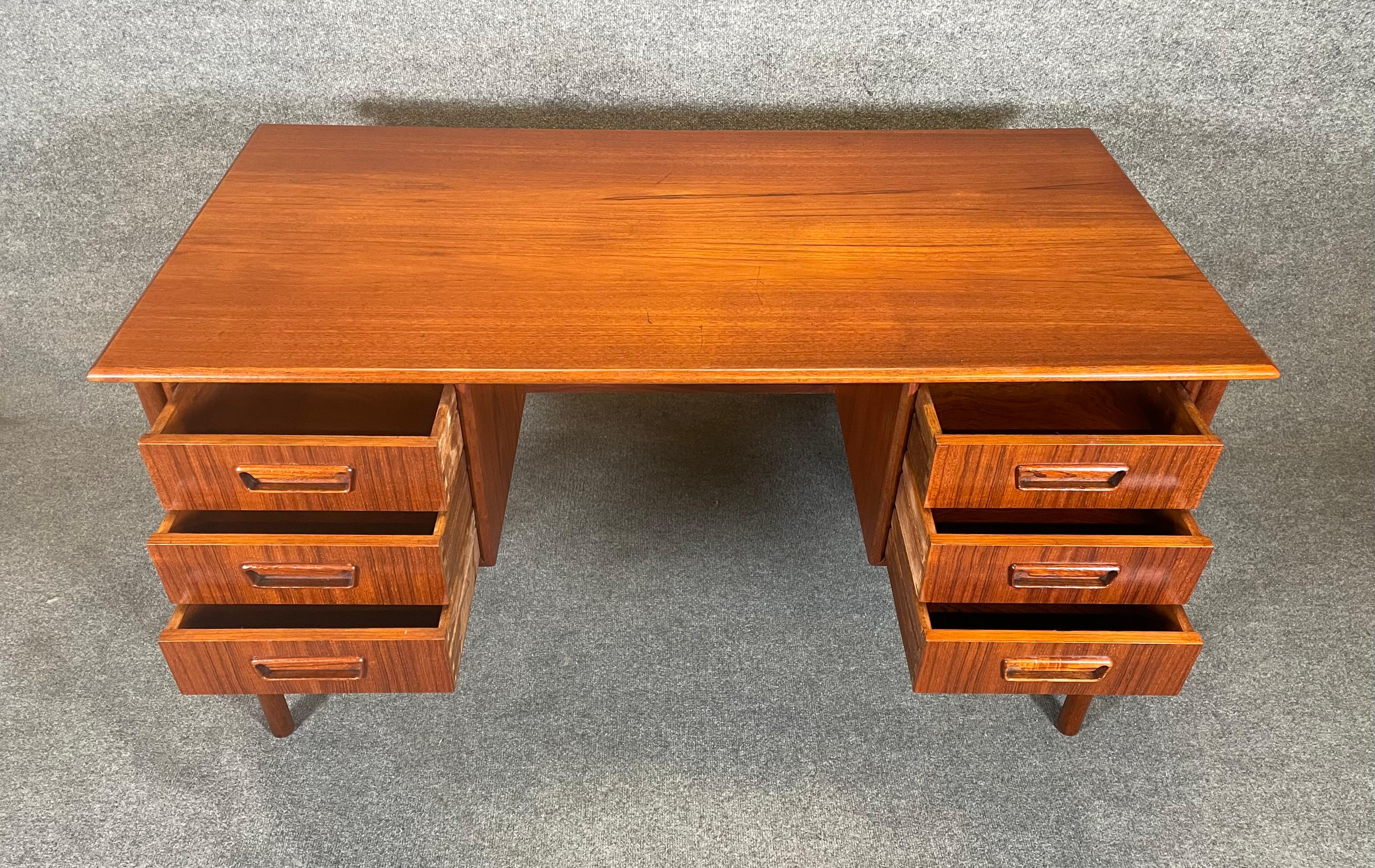 Vintage Danish Mid Century Modern Teak Desk by Gunaar Tibergaard In Good Condition For Sale In San Marcos, CA