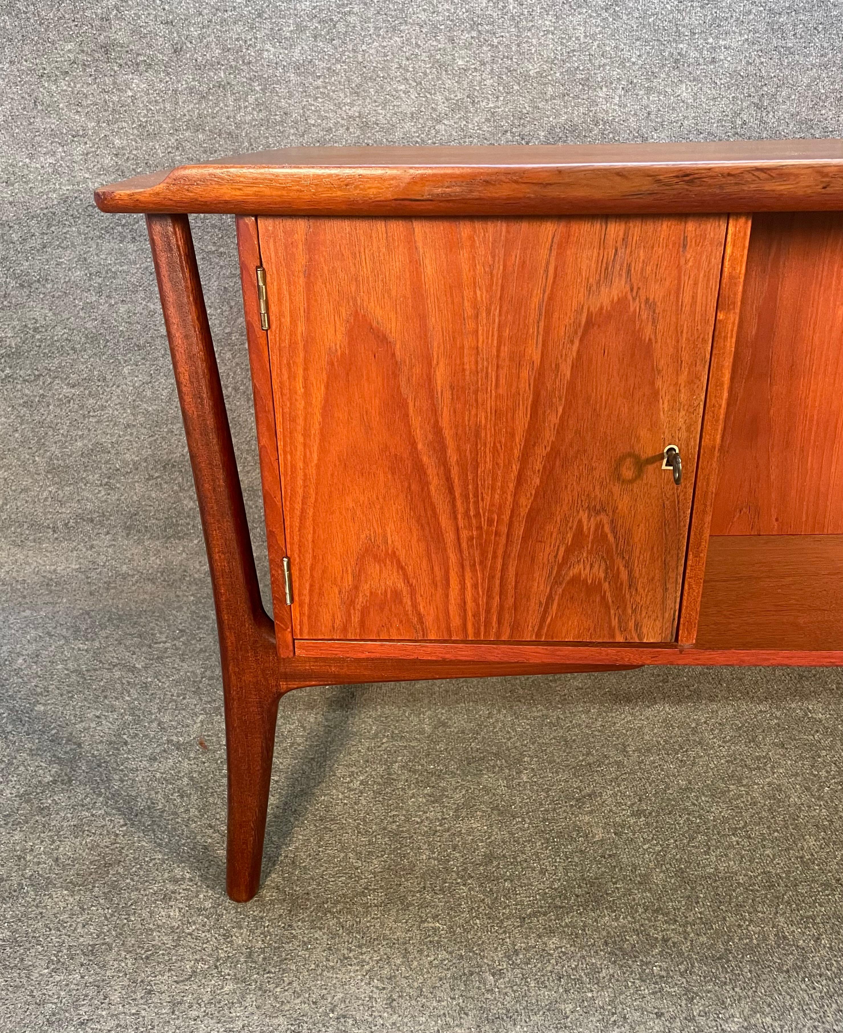 Here is a beautiful and sought after scandinavian modern executive desk in teak wood designed by Svend Madsen and manufactured by HP Hansen in Denmark in the 1960's.
This special desk, recently imported from Europe to California before its