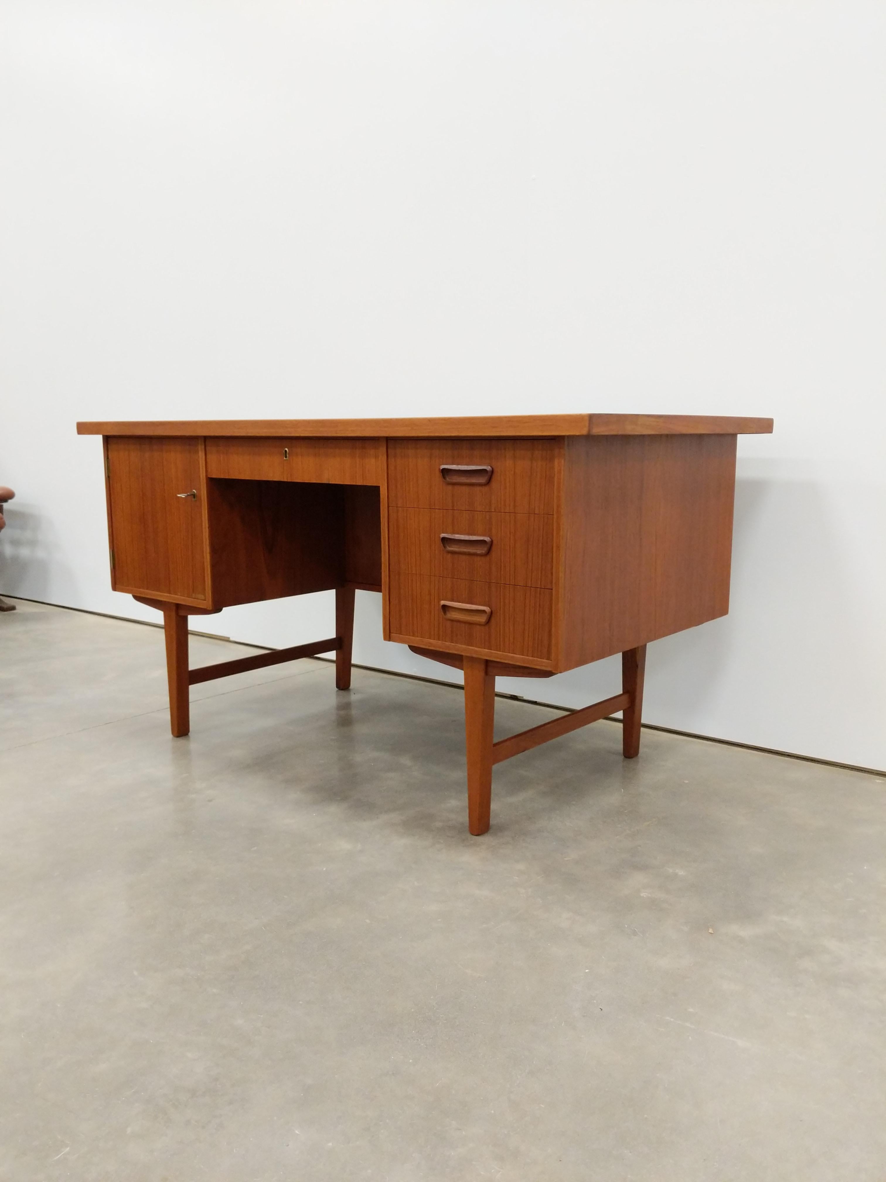 Authentic vintage mid century Danish / Scandinavian Modern teak desk.

This piece is in excellent refinished condition with very few signs of age-related wear (see photos).

If you would like any additional details, please contact