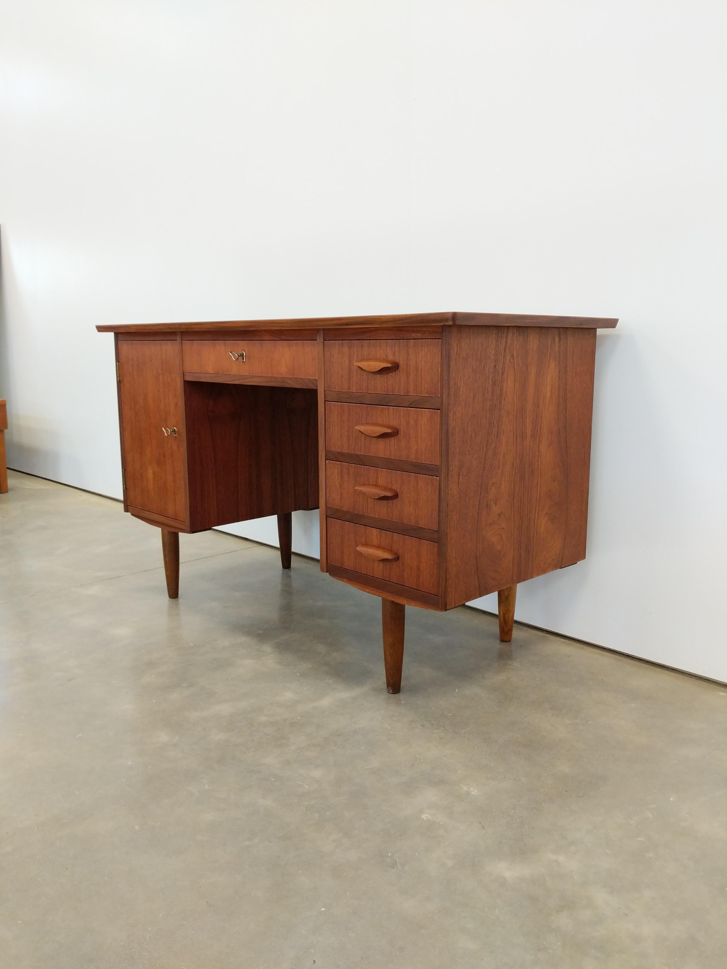 Authentic vintage mid century Danish / Scandinavian Modern teak desk.

This piece is in excellent refinished condition with very few signs of age-related wear (see photos).

If you would like any additional details, please contact