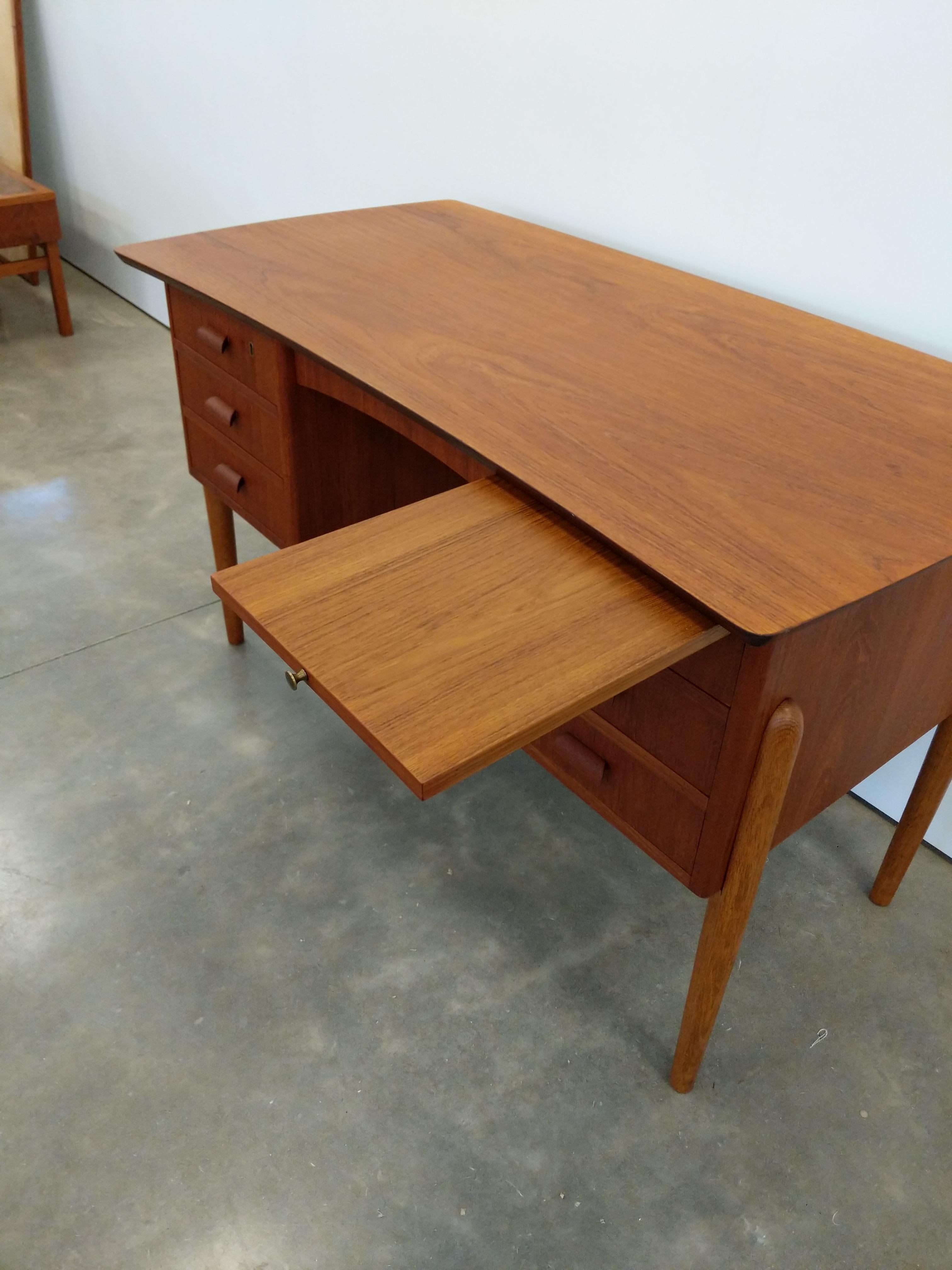 Vintage Danish Mid Century Modern Teak Desk In Good Condition For Sale In Gardiner, NY
