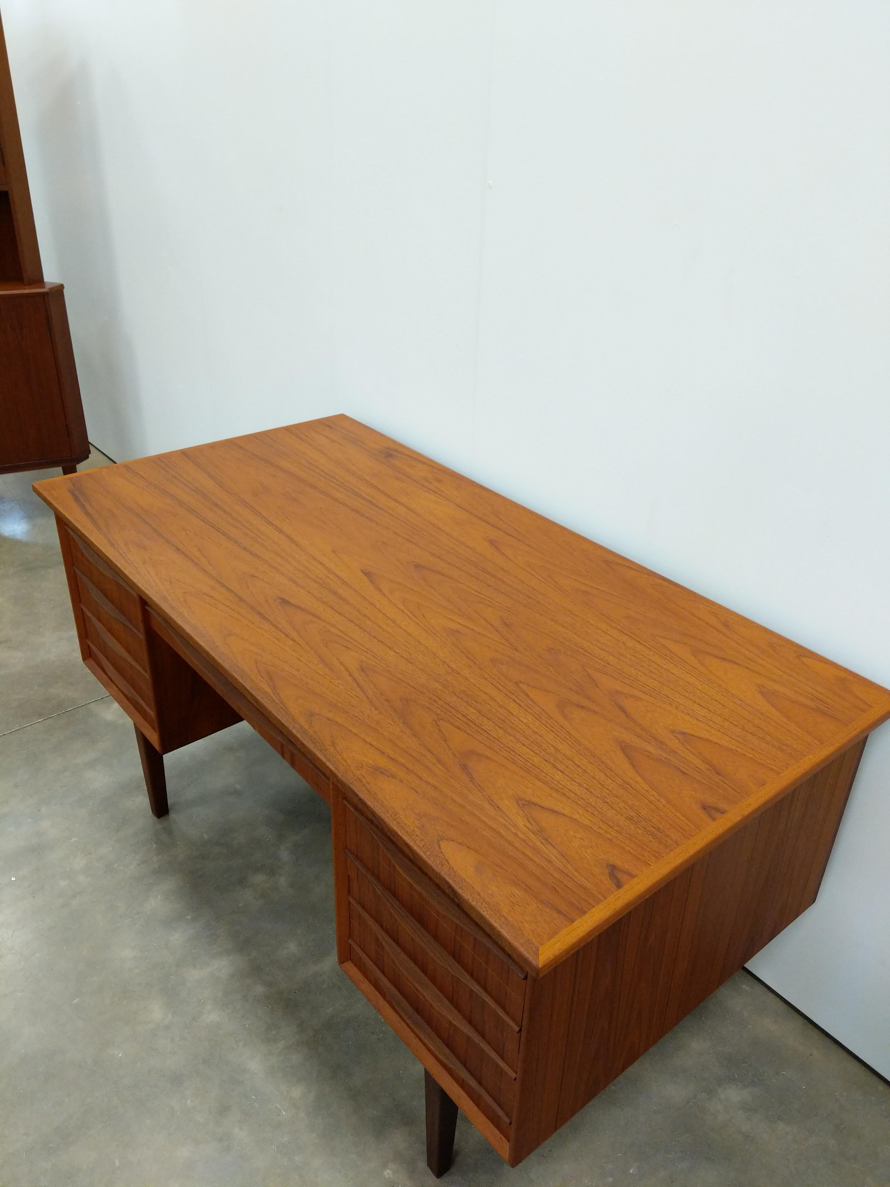 Vintage Danish Mid Century Modern Teak Desk In Good Condition For Sale In Gardiner, NY