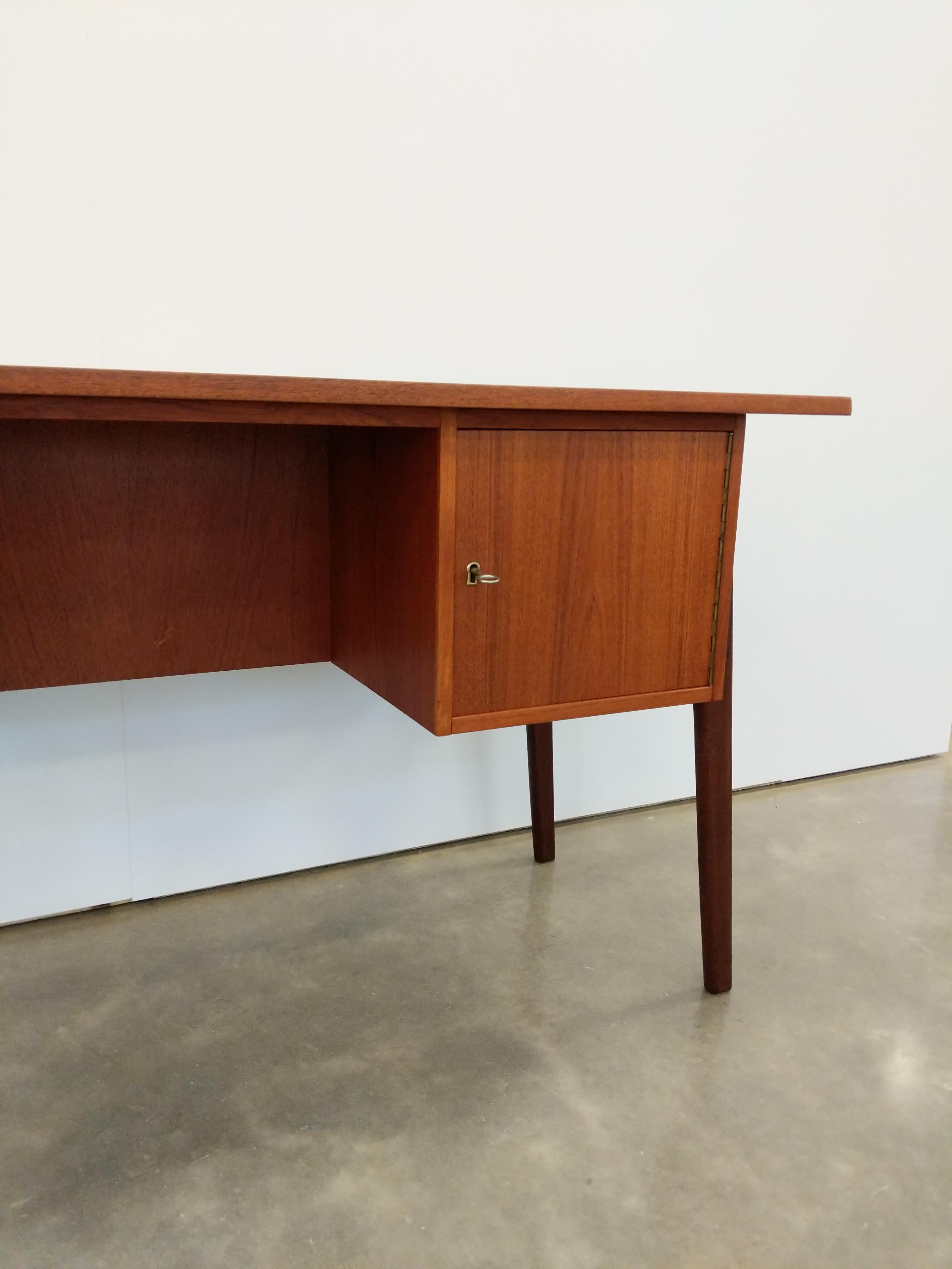 Vintage Danish Mid Century Modern Teak Desk 1