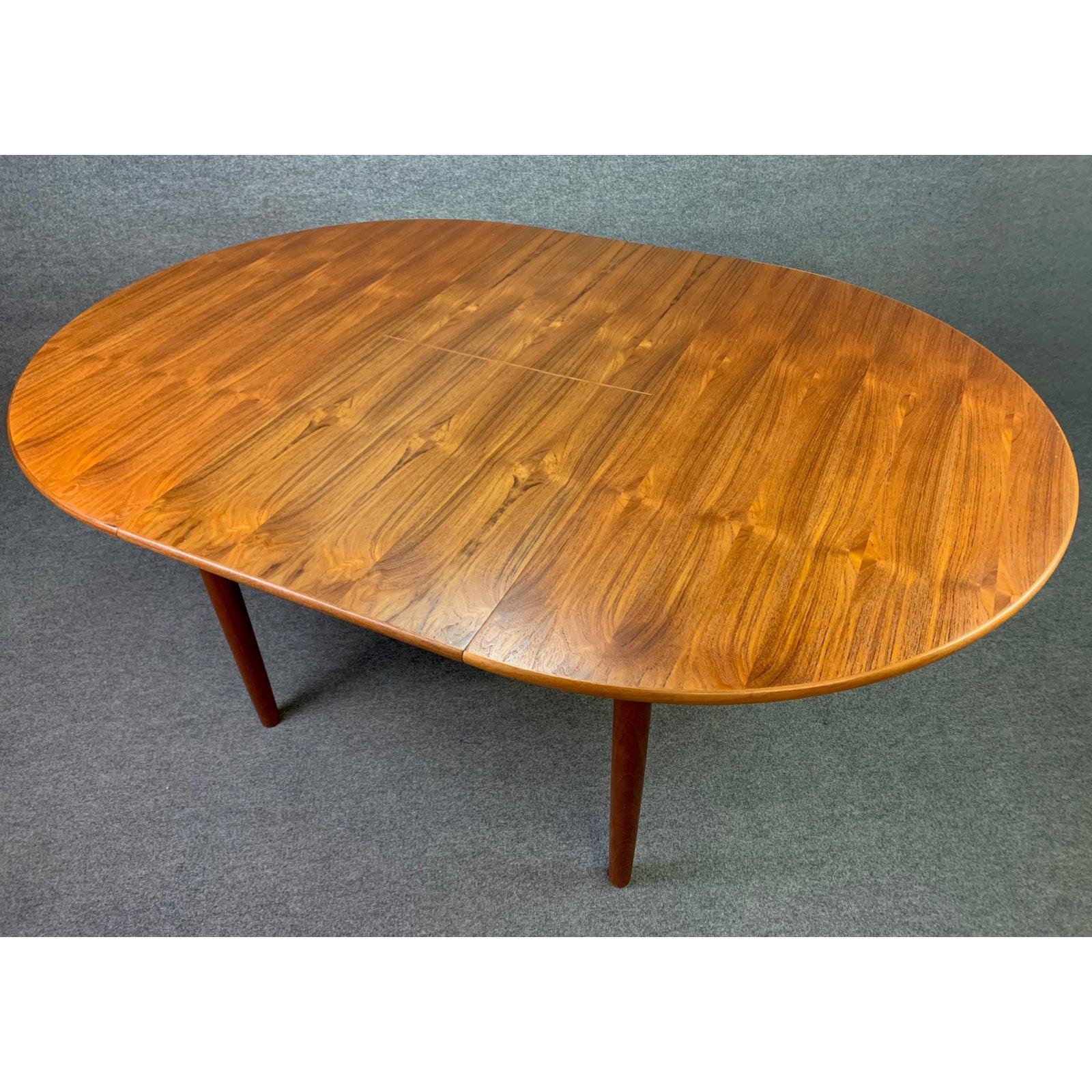 Here is a beautiful 1960s Scandinavian Modern dining table in teak wood ready for your modern interior.
This table, recently imported from Denmark to Caifornia before its restoration, features a vibrant wood grain, a butterfly leaf and four tapered