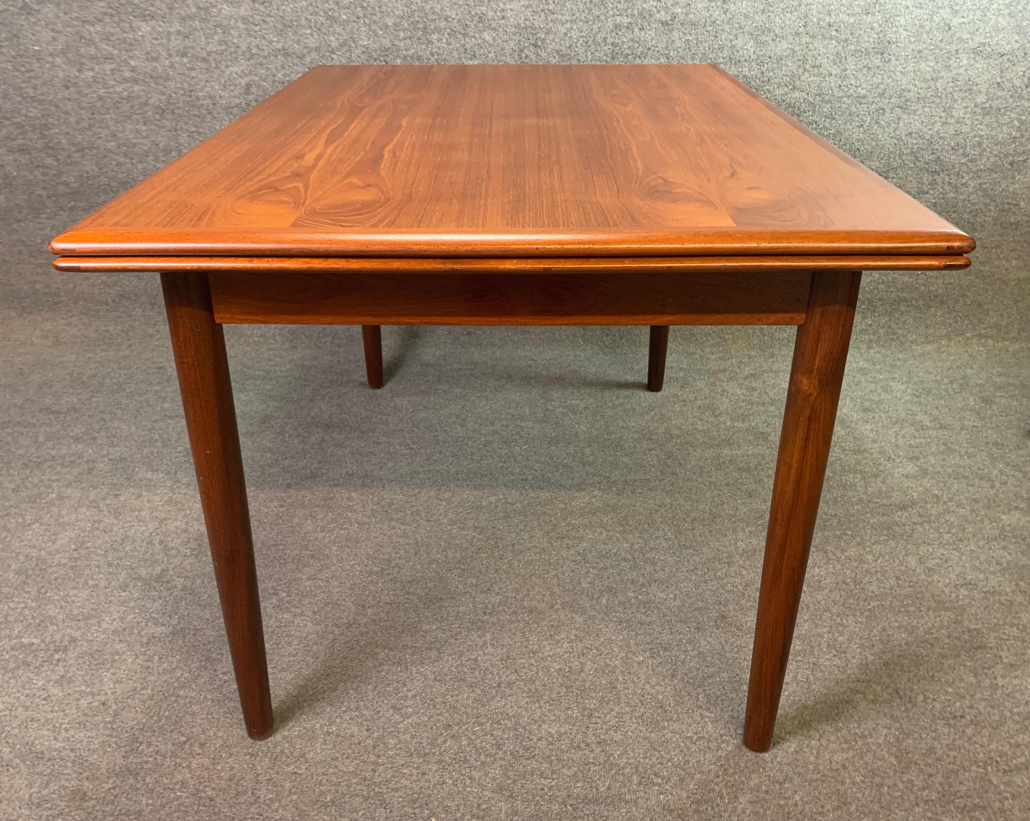 Vintage Danish Mid-Century Modern Teak Dining Table with Leaves In Good Condition In San Marcos, CA
