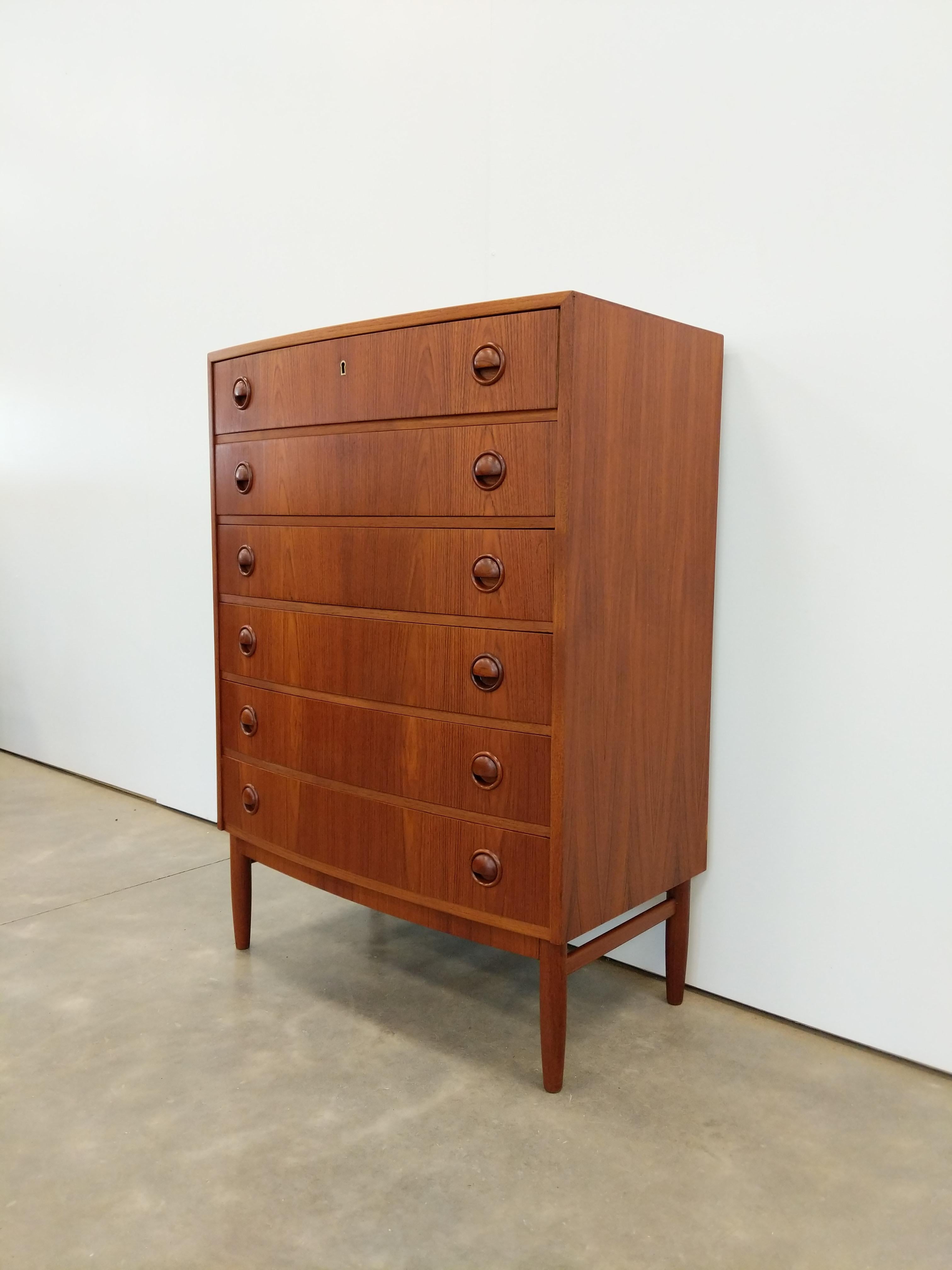 Authentische dänische / skandinavische moderne Teakholz-Kommode aus der Mitte des Jahrhunderts.

Entworfen von Kai Kristiansen.

Dieses Stück ist in einem ausgezeichneten Zustand mit sehr wenigen altersbedingten Abnutzungserscheinungen (siehe