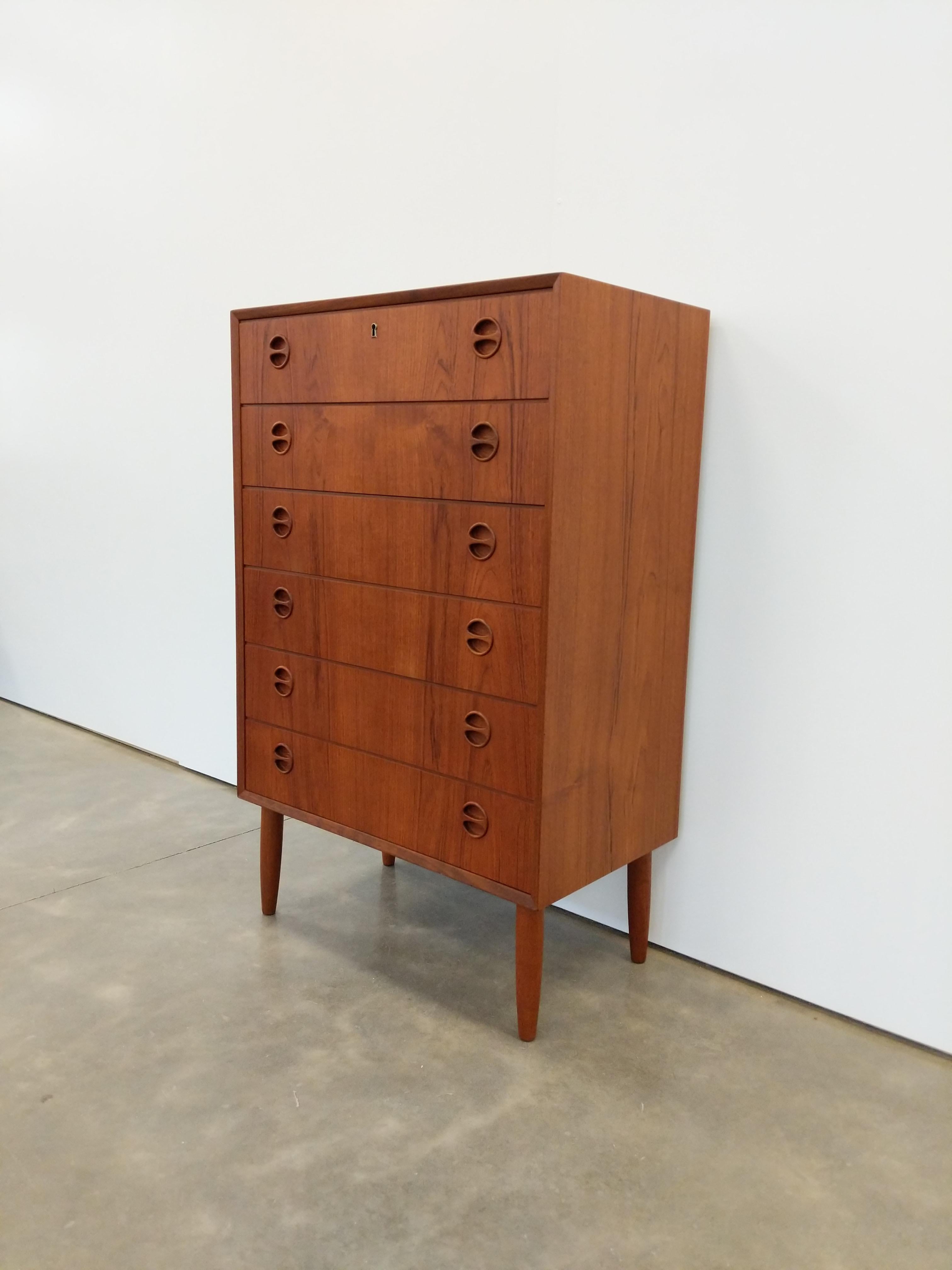 Authentic vintage mid century Danish / Scandinavian Modern teak dresser / chest of drawers.

This piece is in excellent refinished condition with very few signs of age-related wear (see photos).

If you would like any additional details, please