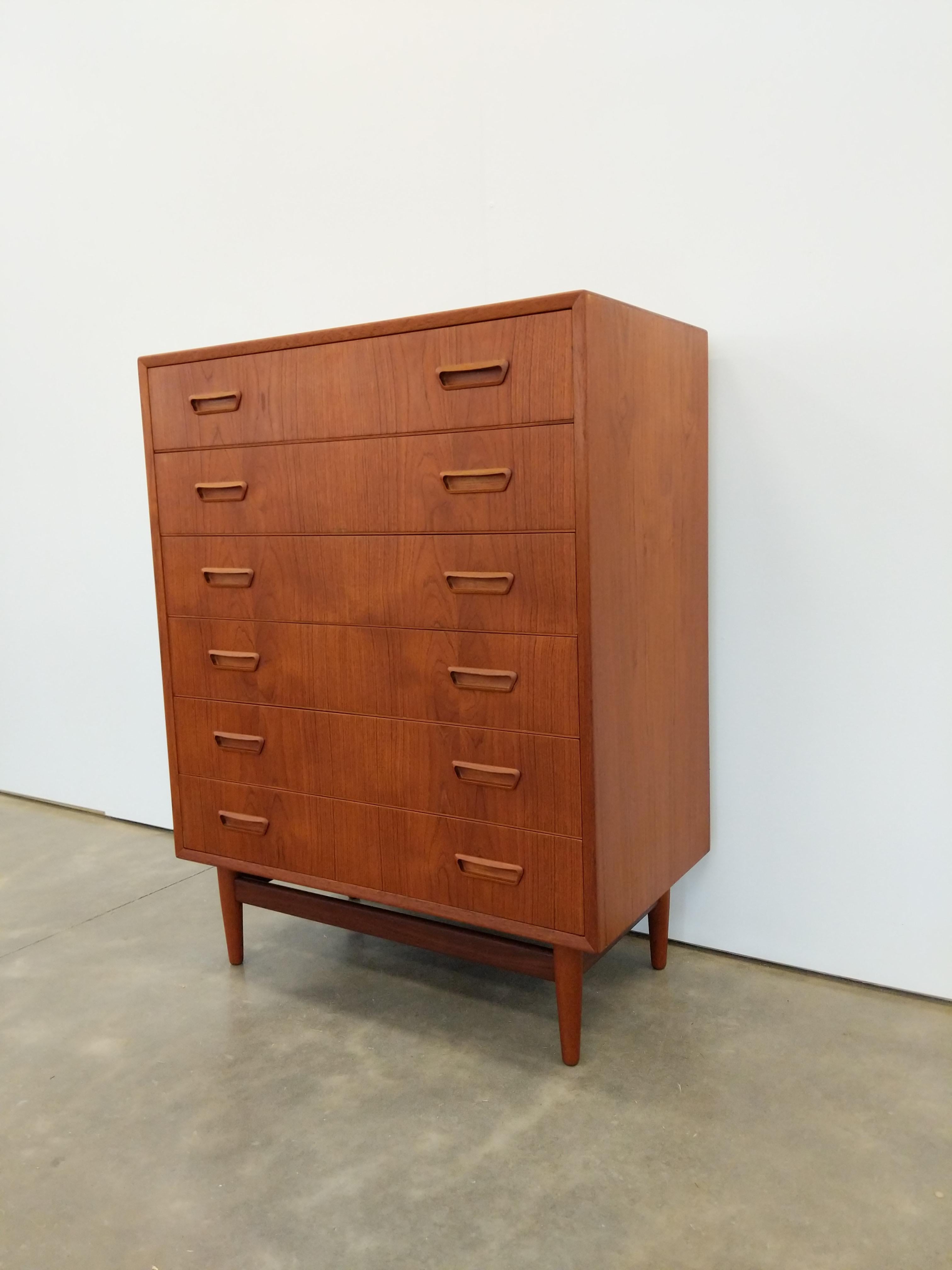 Authentic vintage mid century Danish / Scandinavian Modern teak dresser / chest of drawers.

This piece is in excellent refinished condition with few signs of age-related wear (see photos).

If you would like any additional details, please contact