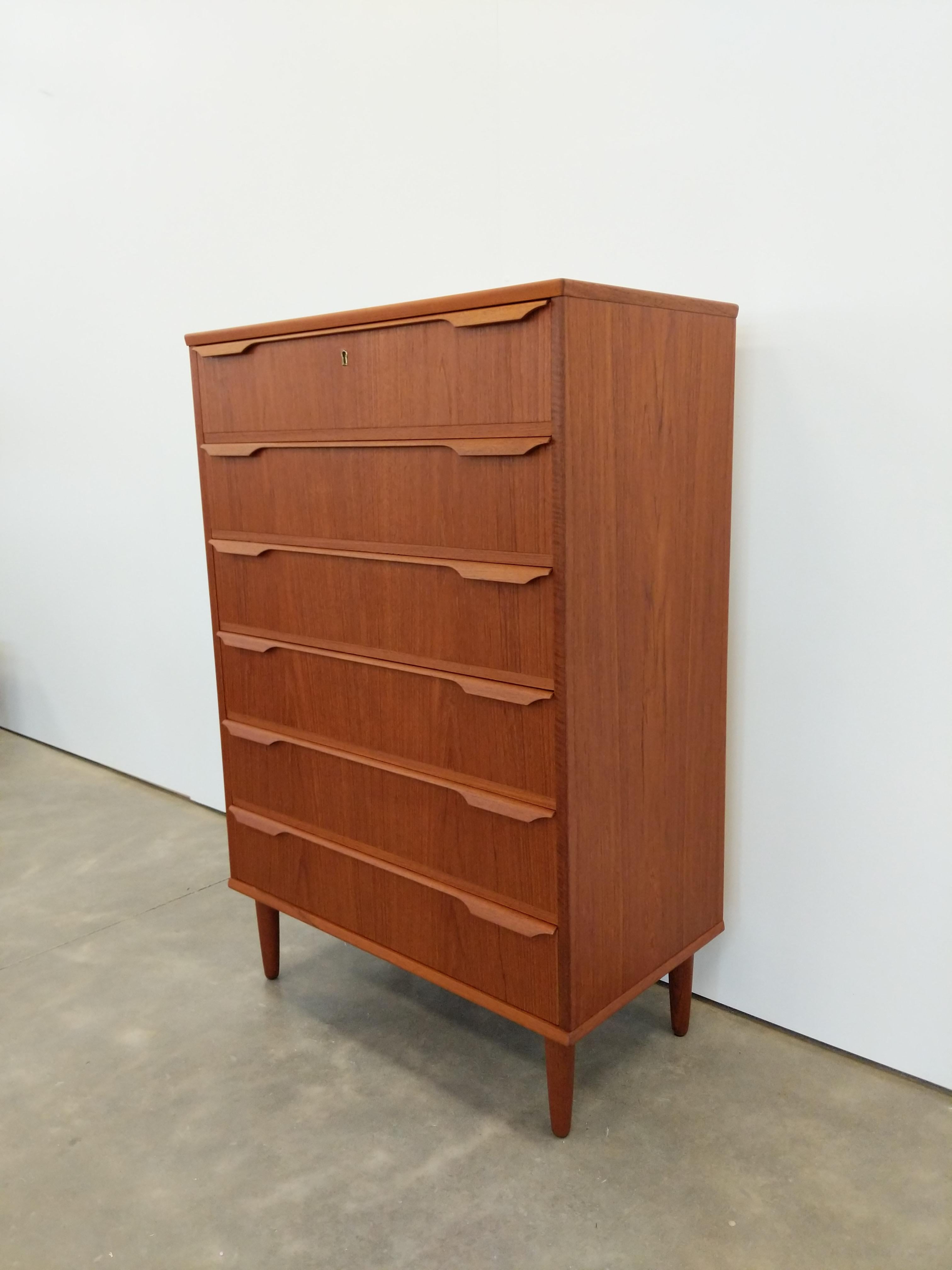 Authentic vintage mid century Danish / Scandinavian Modern teak dresser / chest of drawers.

This piece is in excellent refinished condition with very few signs of age-related wear (see photos).
If you would like any additional details, please