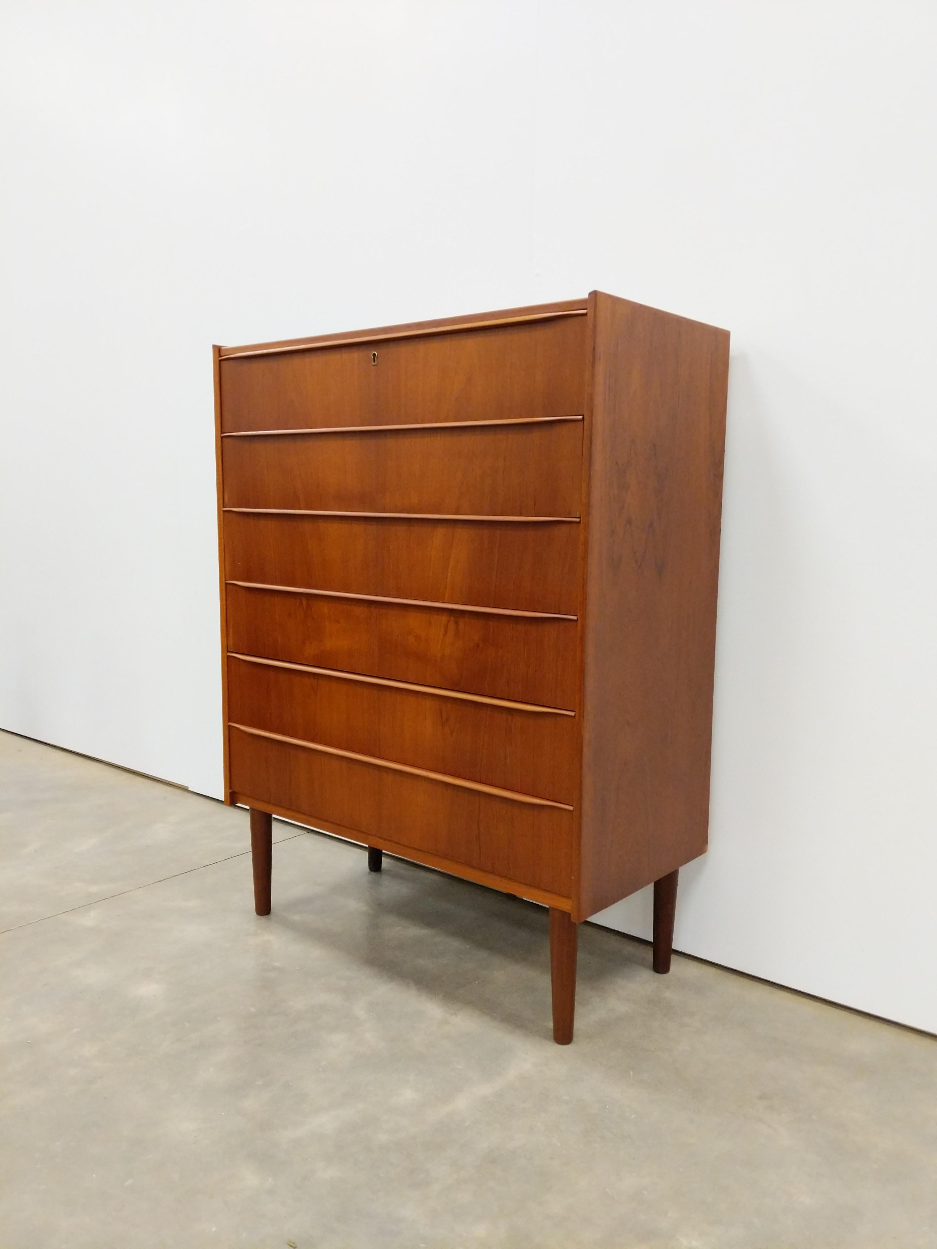 Authentic vintage mid century Danish / Scandinavian Modern teak dresser / chest of drawers.

This piece is in excellent refinished condition with very few signs of age-related wear (see photos).

If you would like any additional details, please