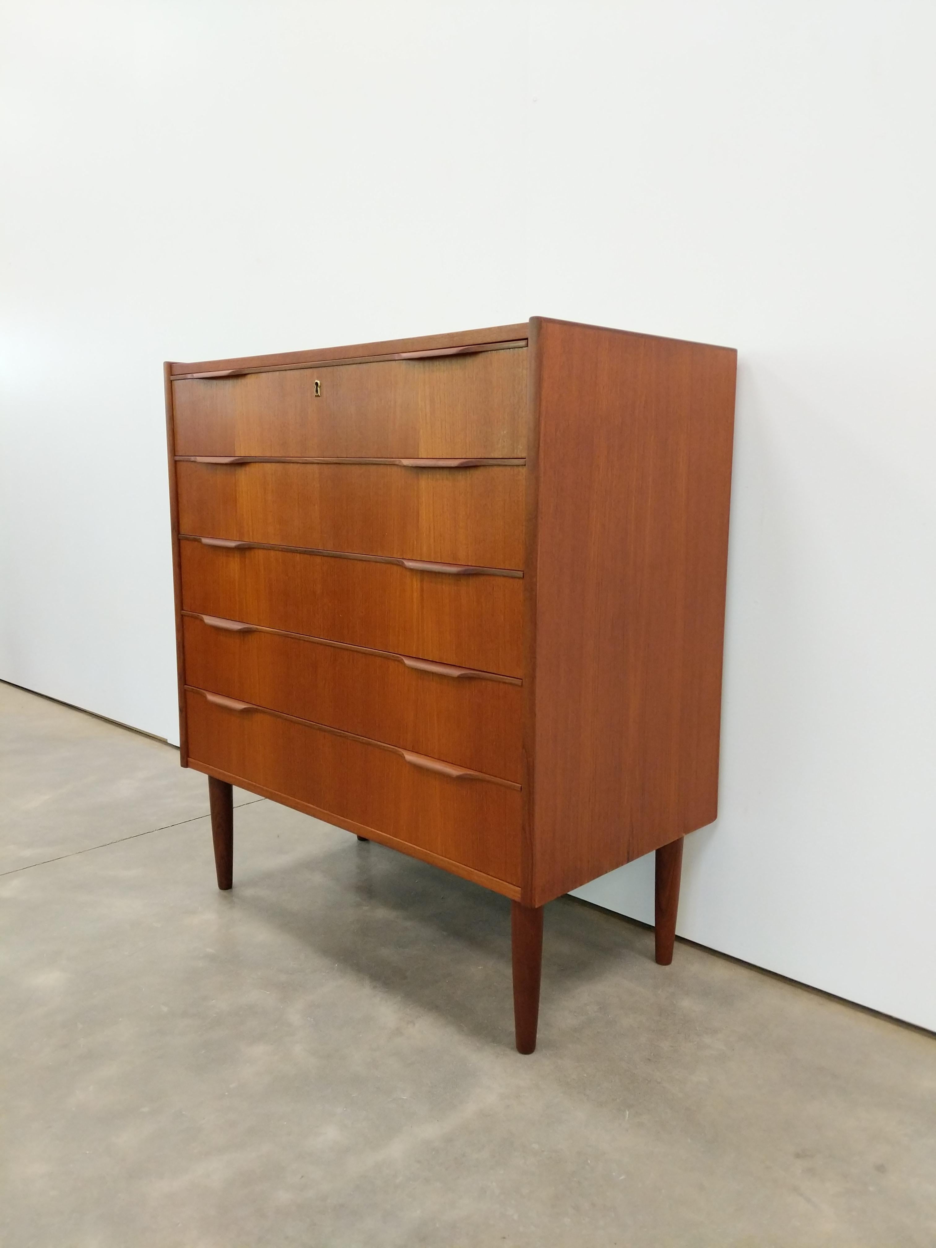 Authentic vintage mid century Danish / Scandinavian Modern teak dresser / chest of drawers.

This piece is in excellent refinished condition with very few signs of age-related wear (see photos).

If you would like any additional details, please