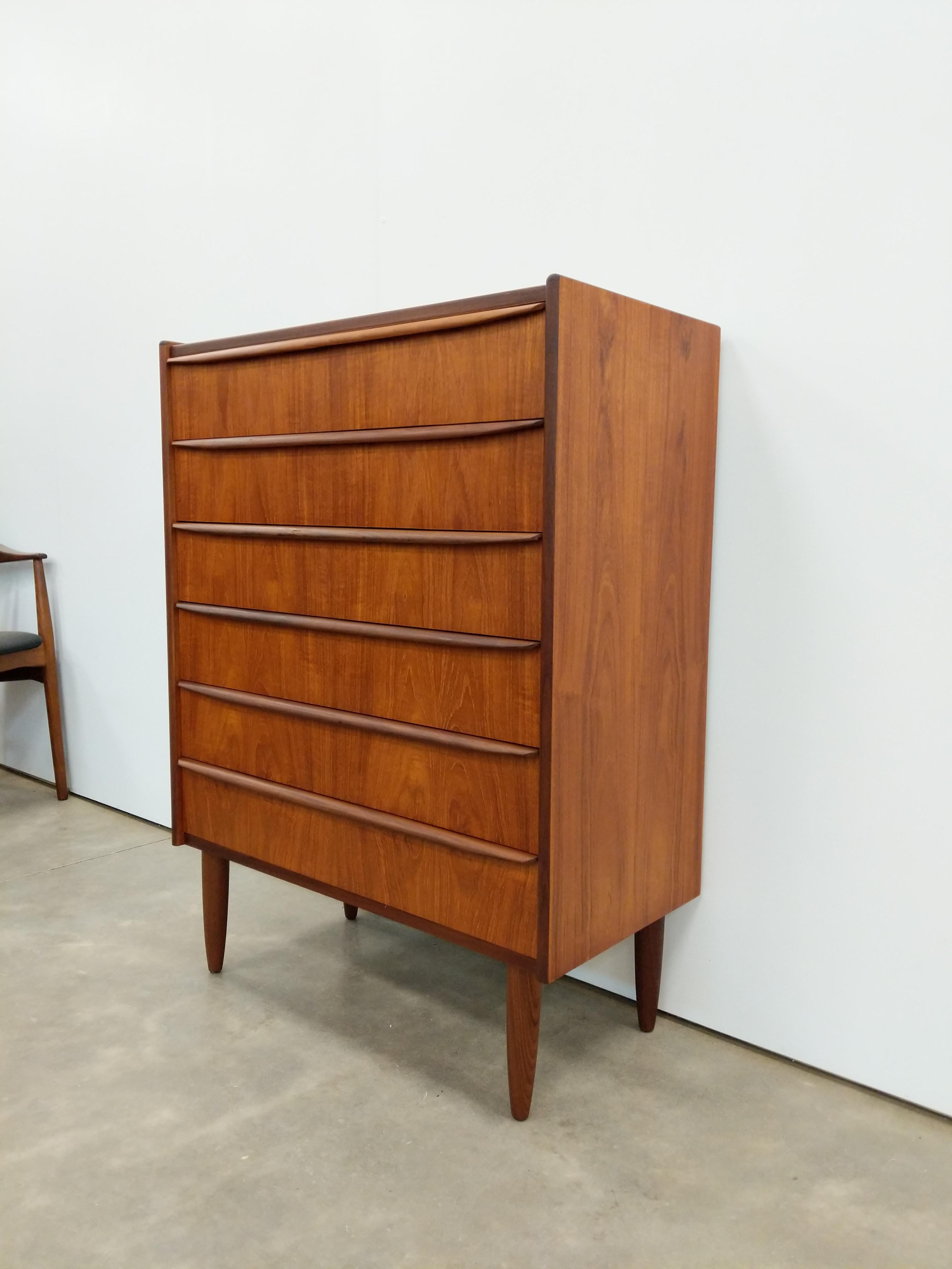 Authentische dänische / skandinavische moderne Teakholz-Kommode aus der Mitte des Jahrhunderts.

Dieses Stück befindet sich in einem ausgezeichneten restaurierten Zustand mit sehr wenigen altersbedingten Abnutzungserscheinungen (siehe Fotos).

Wenn