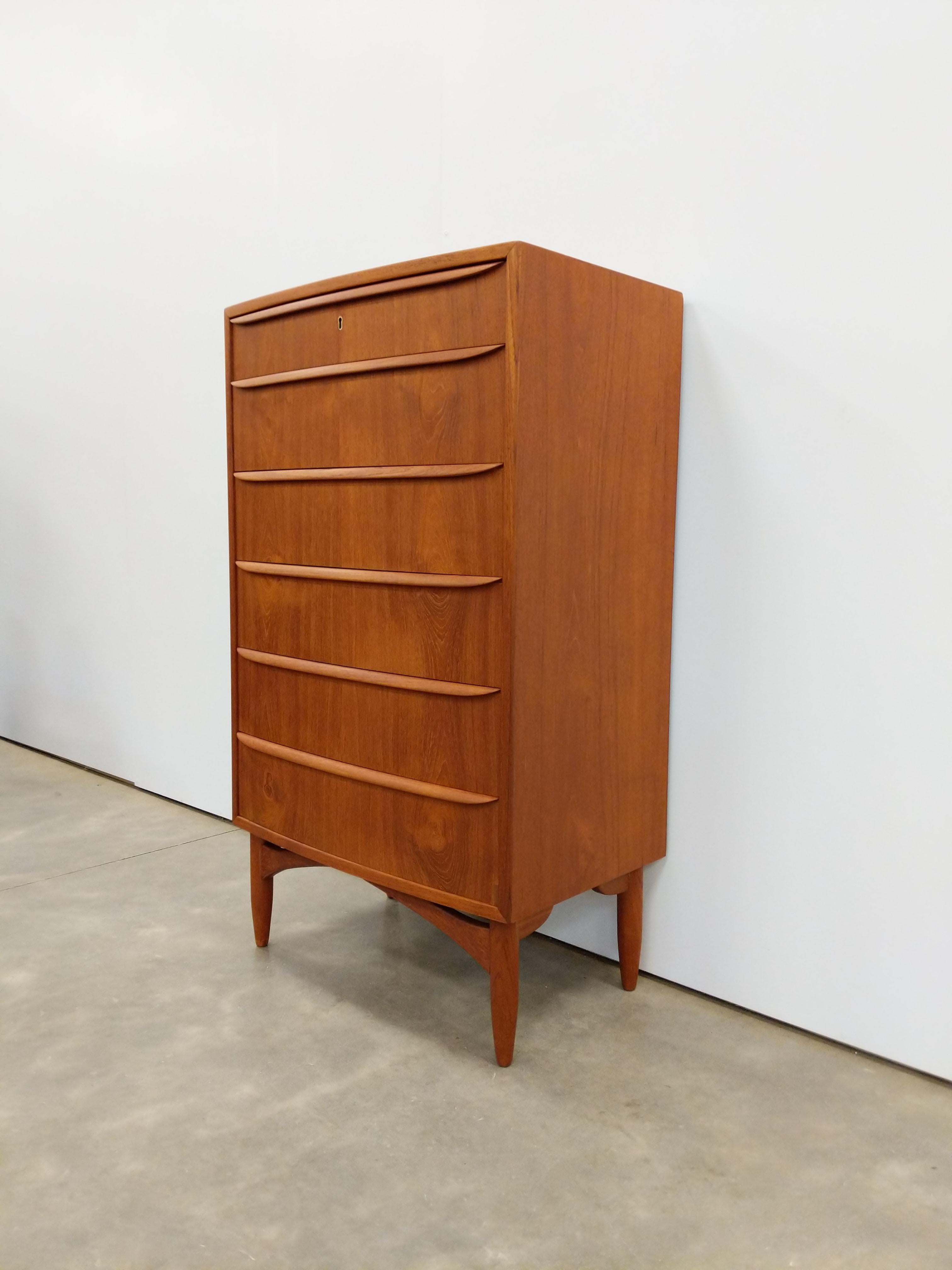 Authentique commode en teck du milieu du siècle dernier, danoise / The Modern Scandinavian.

Cette pièce est en excellent état de restauration avec très peu de signes d'usure liés à l'âge (voir photos).

Si vous souhaitez obtenir des informations