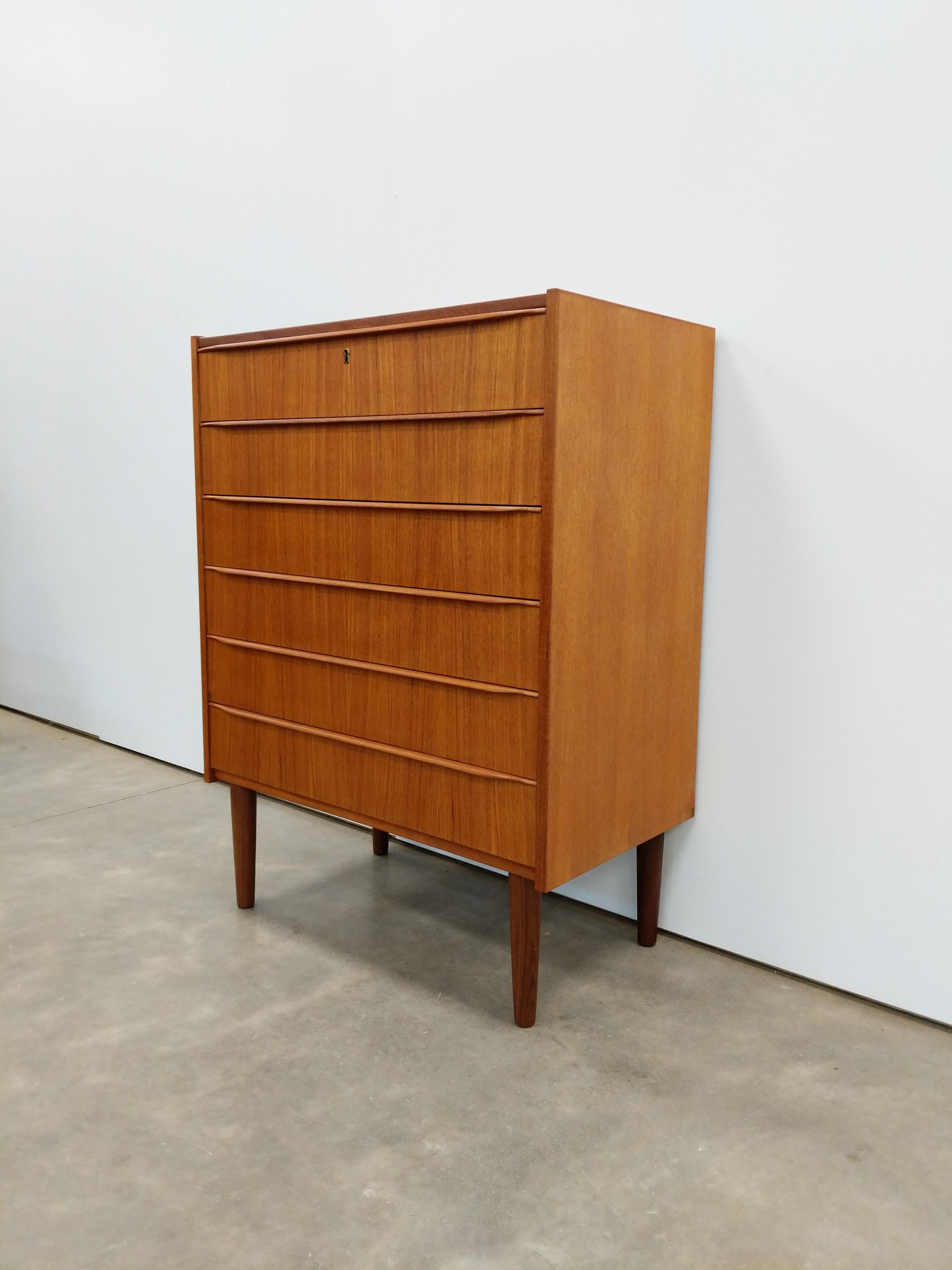 Authentique commode en teck du milieu du siècle dernier, danoise / The Modern Scandinavian.

Cette pièce est en excellent état de restauration avec très peu de signes d'usure liés à l'âge (voir photos).

Si vous souhaitez obtenir des informations