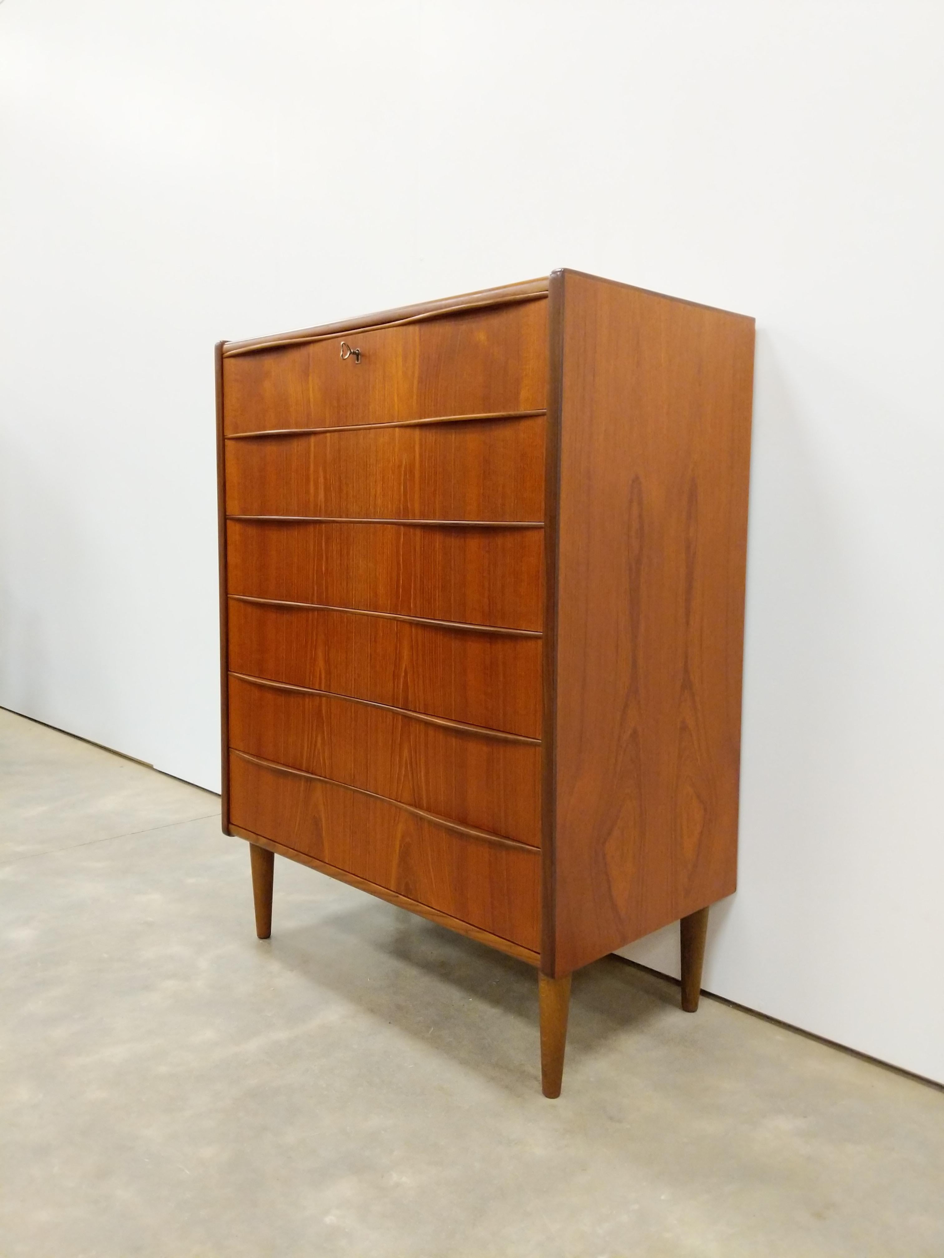 Autentico comò / cassettiera in teak vintage della metà del secolo, di origine danese o scandinava.

Questo pezzo è in condizioni eccellenti con pochissimi segni di usura dovuti all'età (vedi foto).

Se desideri ulteriori dettagli,