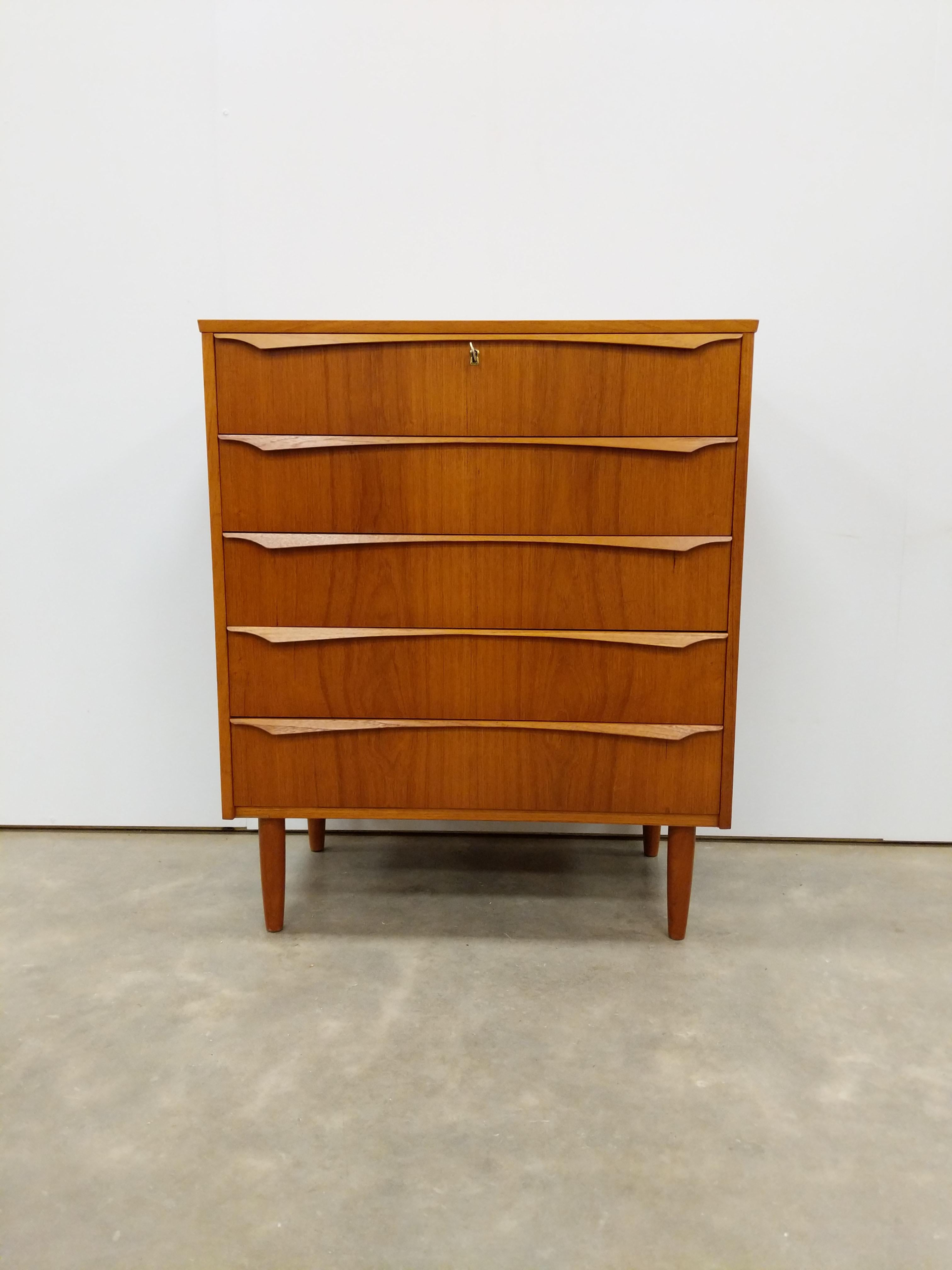 Autentico comò / cassettiera in teak vintage della metà del secolo, di origine danese o scandinava.

Questo pezzo è in condizioni eccellenti con pochissimi segni di usura dovuti all'età (vedi foto).

Se desideri ulteriori dettagli,