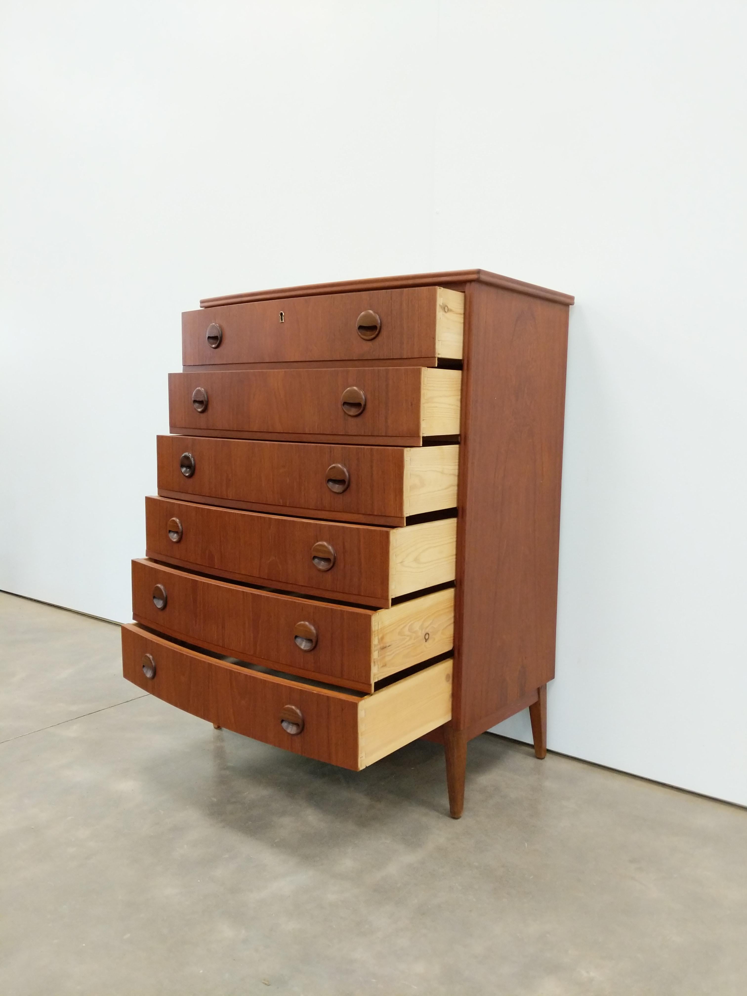 Mid-Century moderno Comò danese d'epoca in teak della metà del secolo scorso in vendita