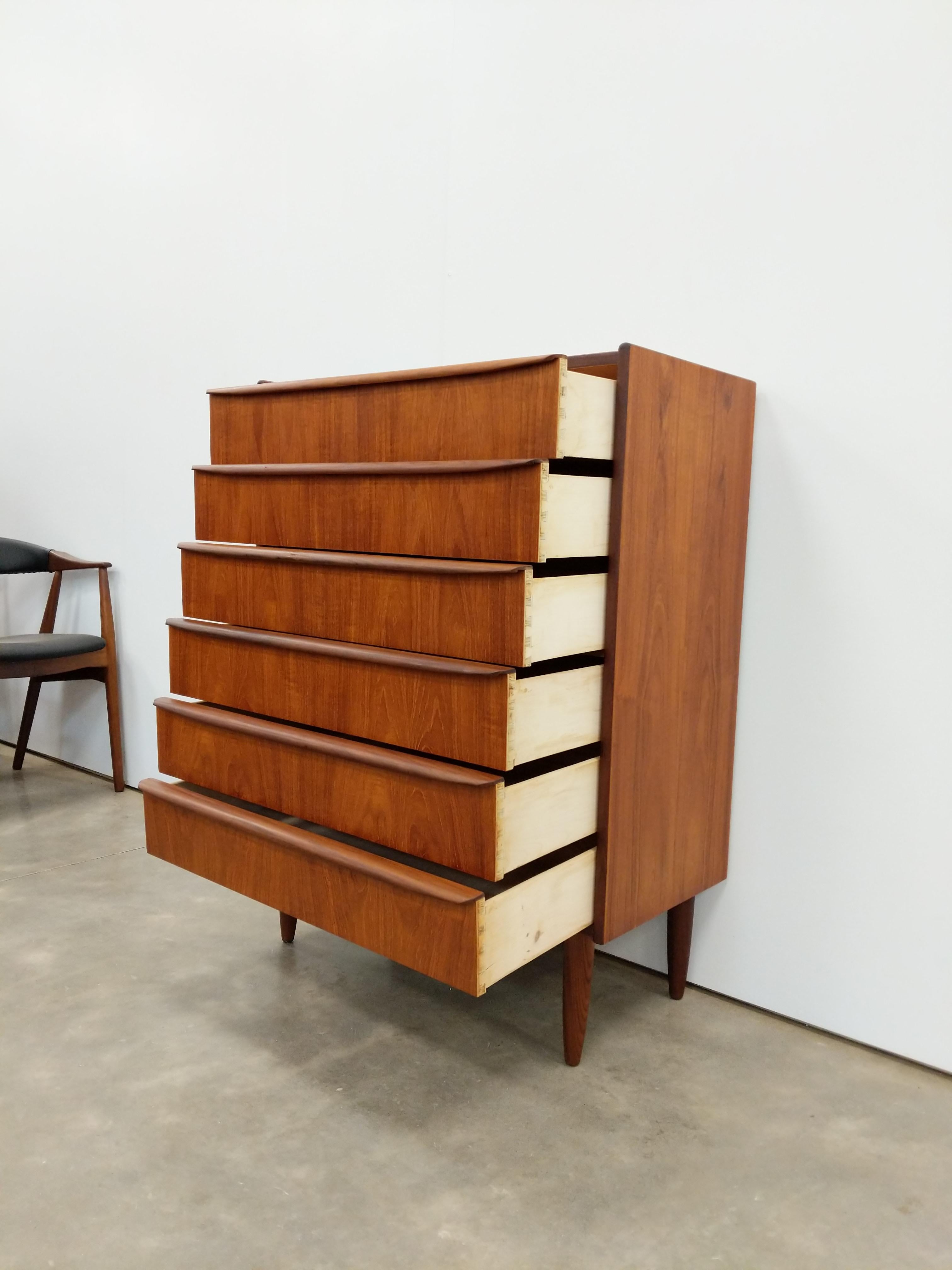 Dänische Mid-Century-Modern-Kommode aus Teakholz (Moderne der Mitte des Jahrhunderts)