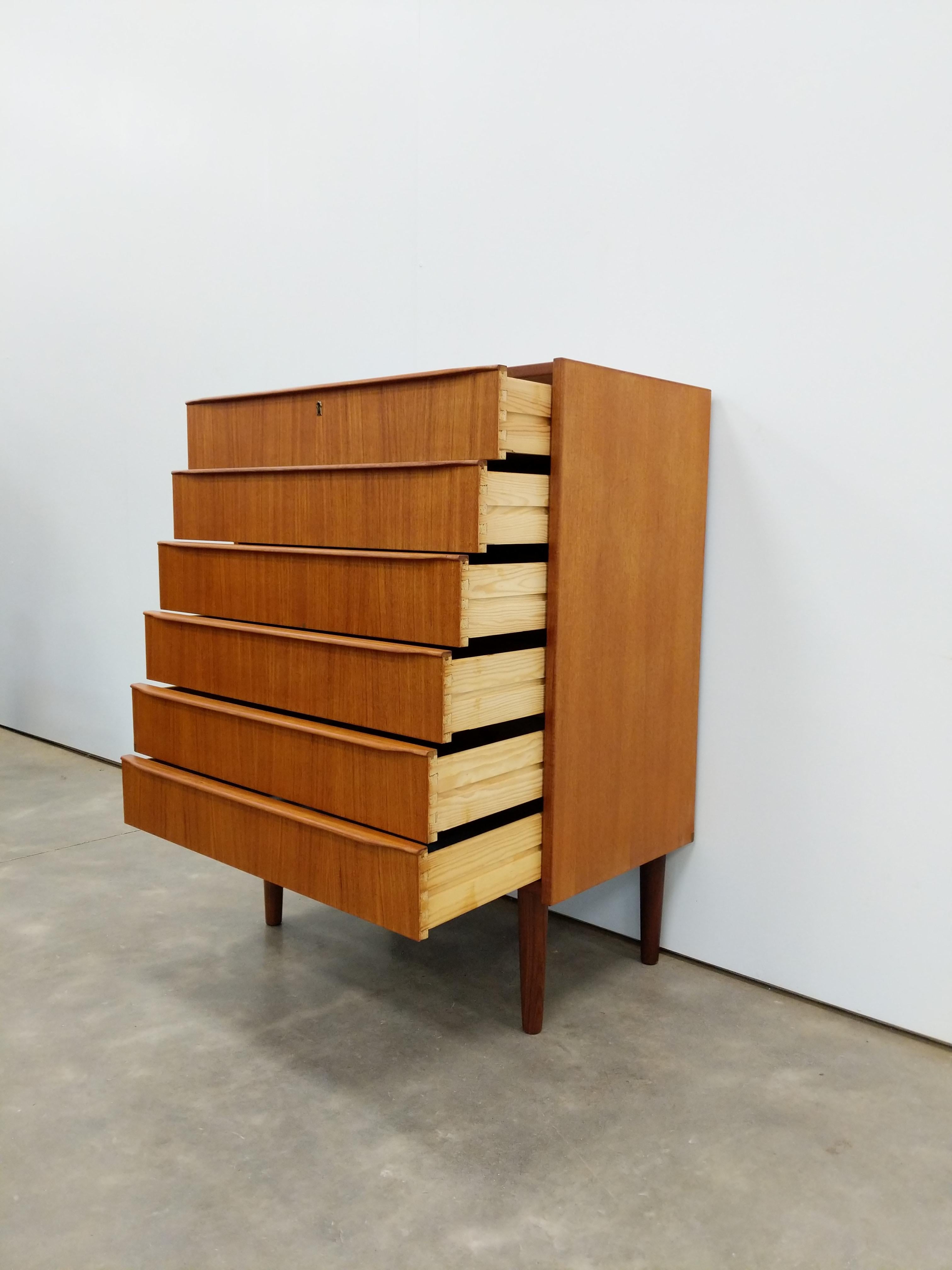 Mid-Century Modern Commode vintage danoise en teck The Modernity en vente