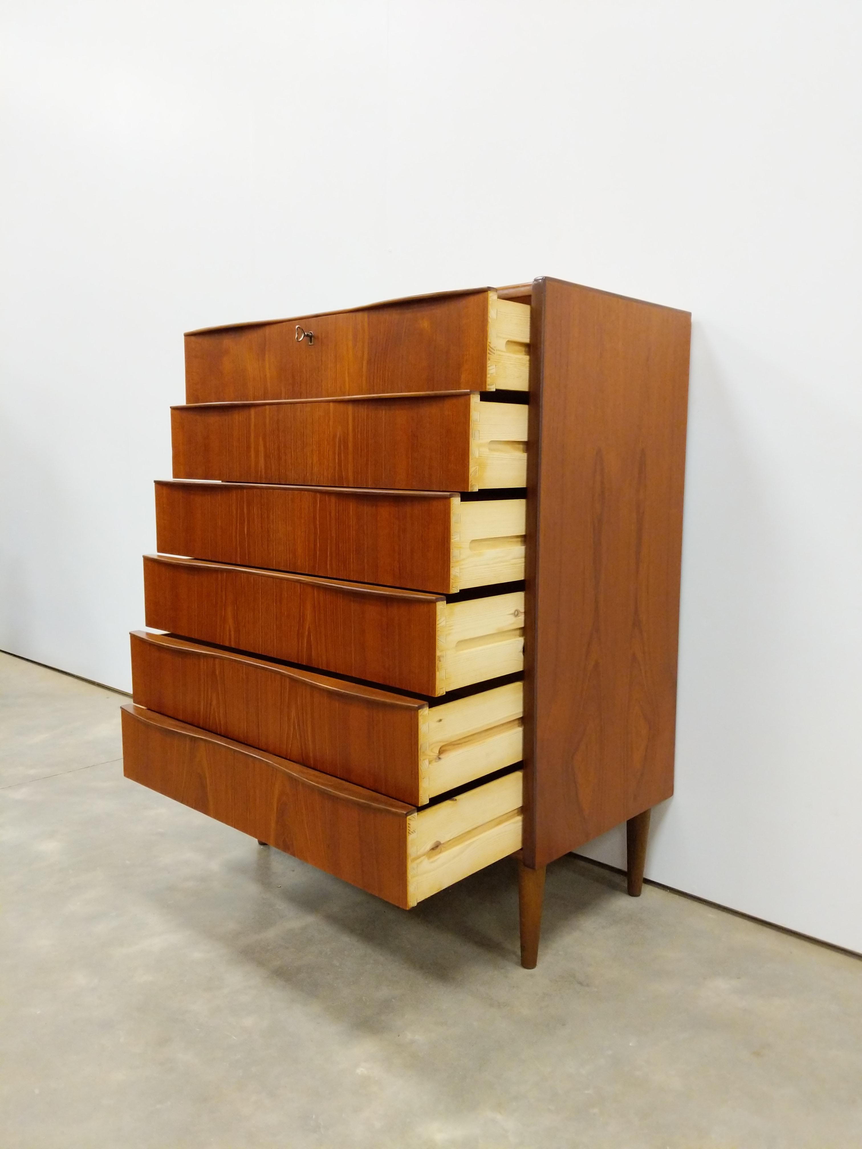 Mid-Century moderno Comò danese d'epoca in teak della metà del secolo scorso in vendita