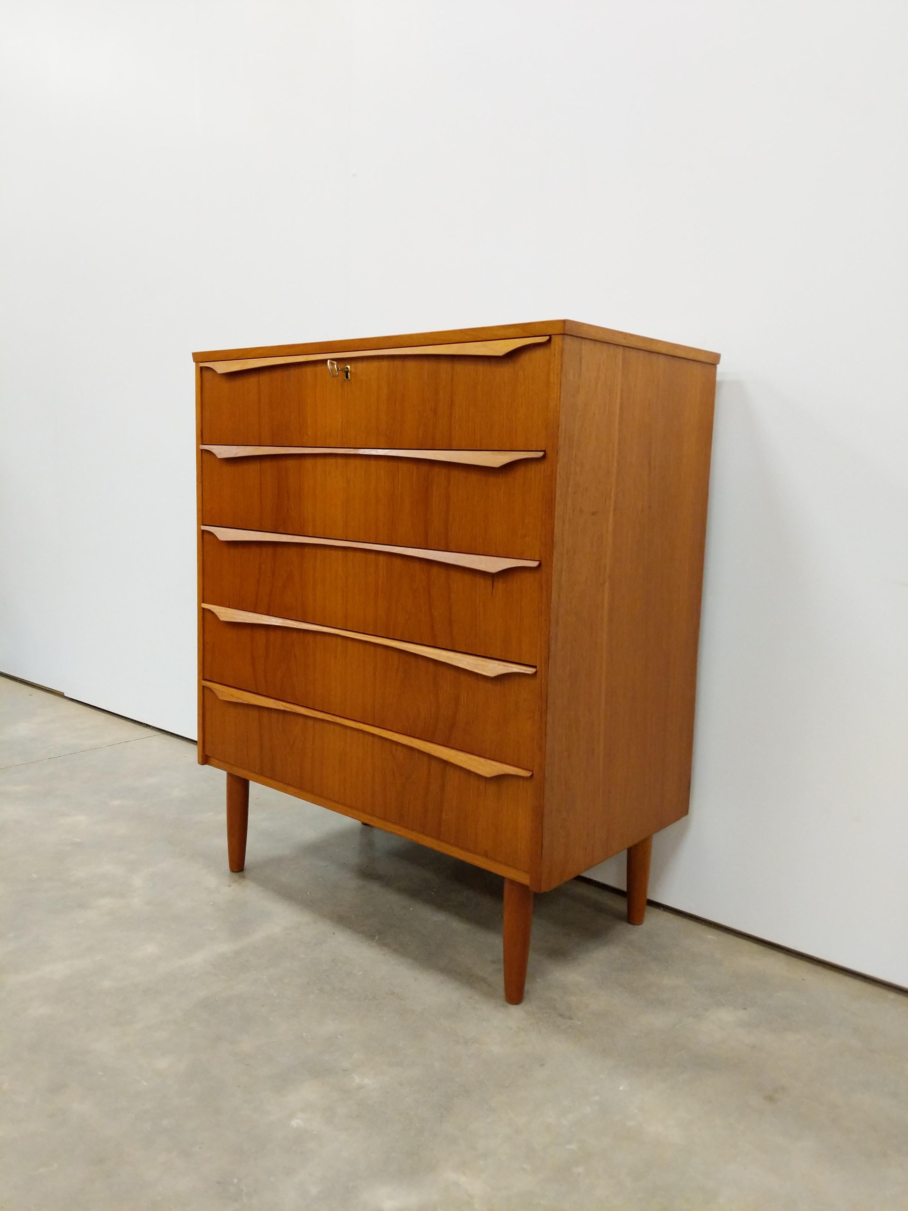 Mid-Century moderno Comò danese d'epoca in teak della metà del secolo scorso in vendita