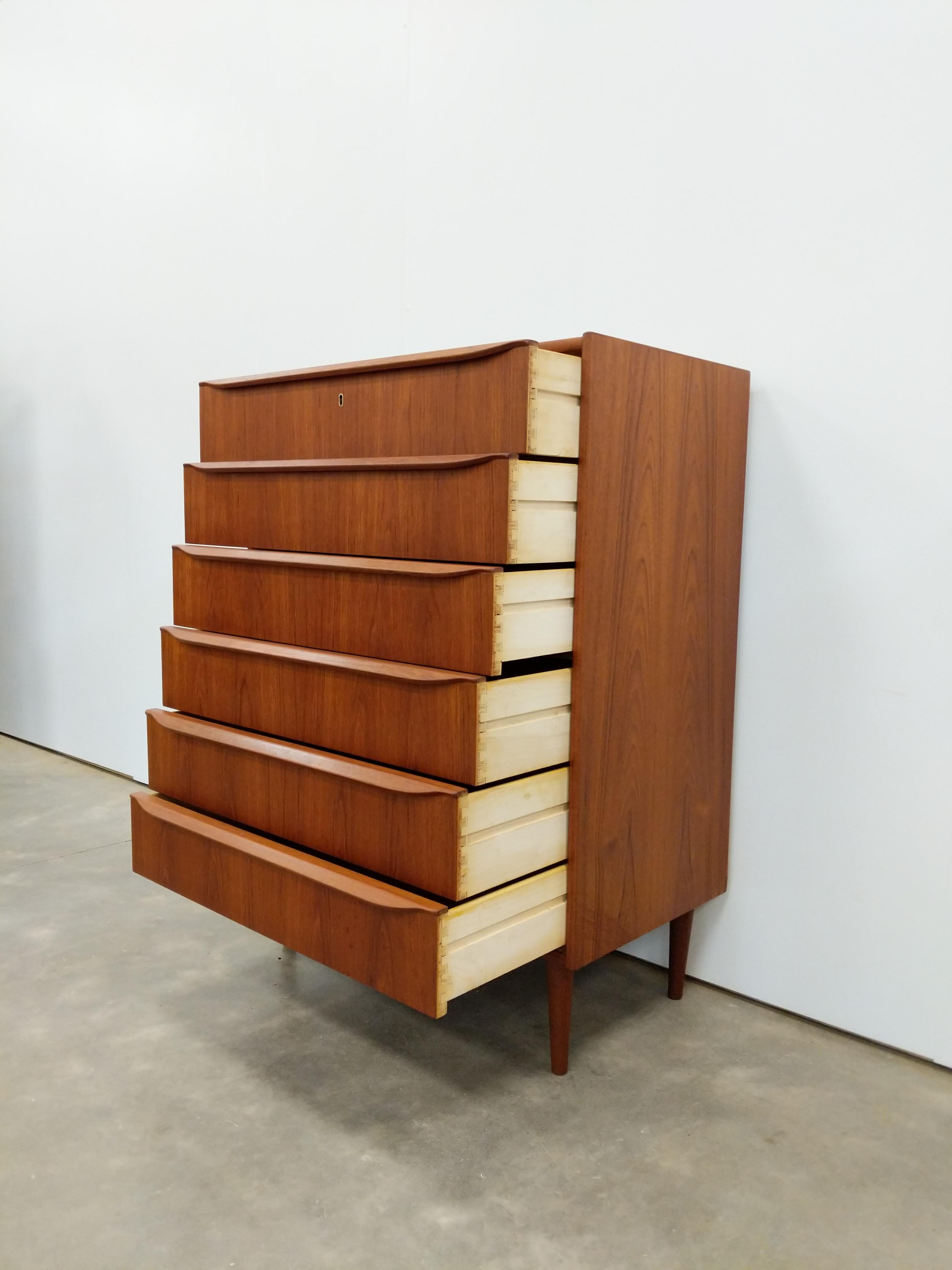 Mid-Century moderno Comò danese d'epoca in teak della metà del secolo scorso in vendita