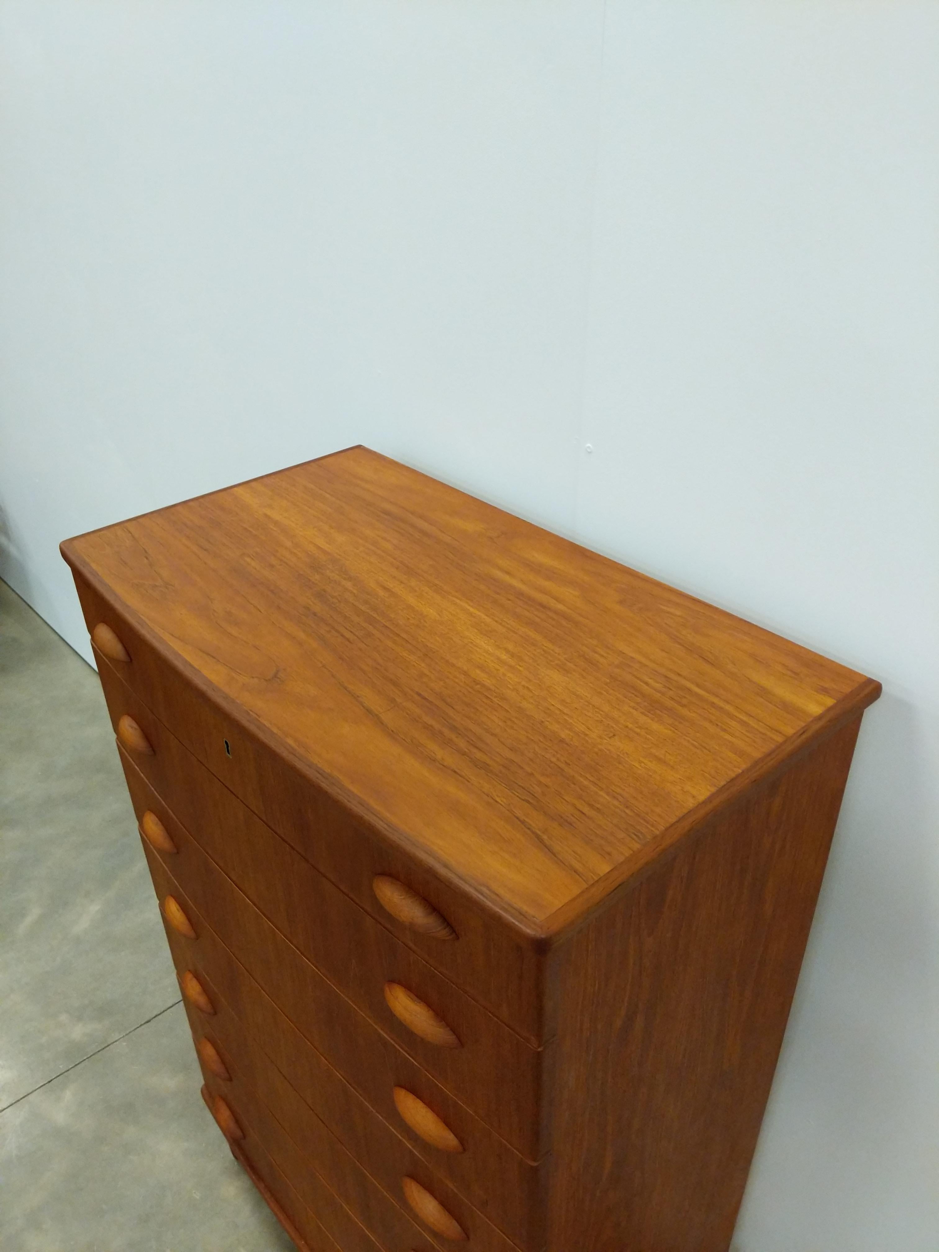 Vintage Danish Mid Century Modern Teak Dresser In Good Condition In Gardiner, NY