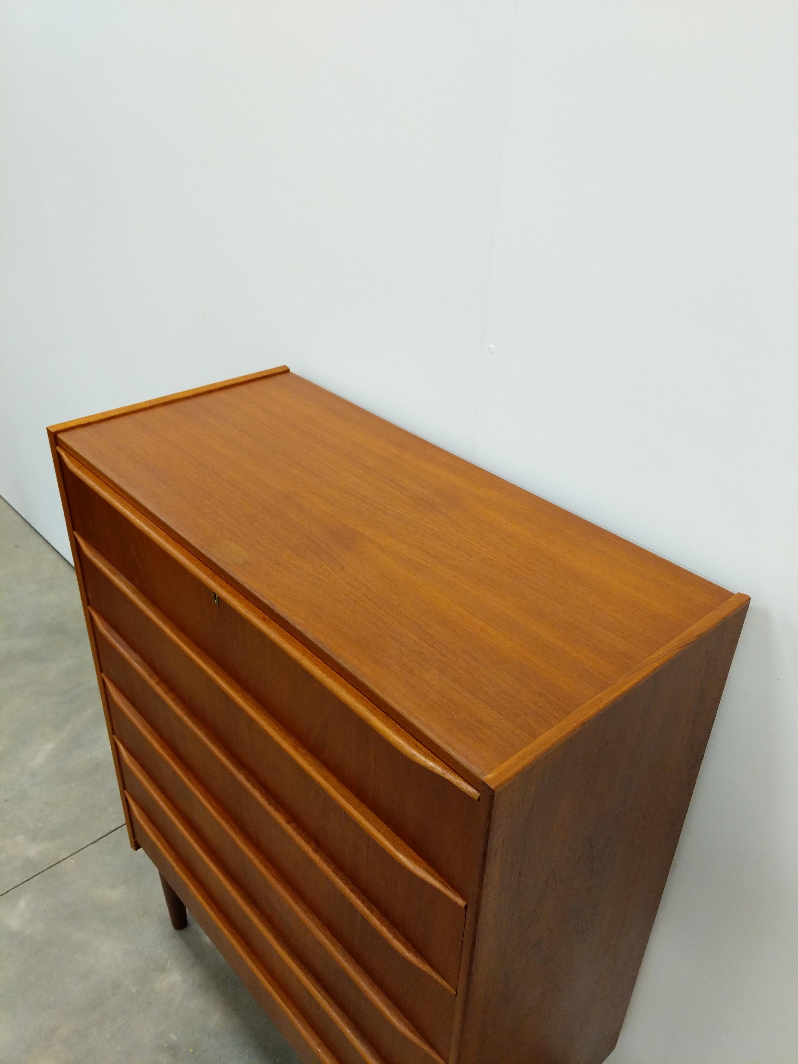 Vintage Danish Mid Century Modern Teak Dresser In Good Condition In Gardiner, NY
