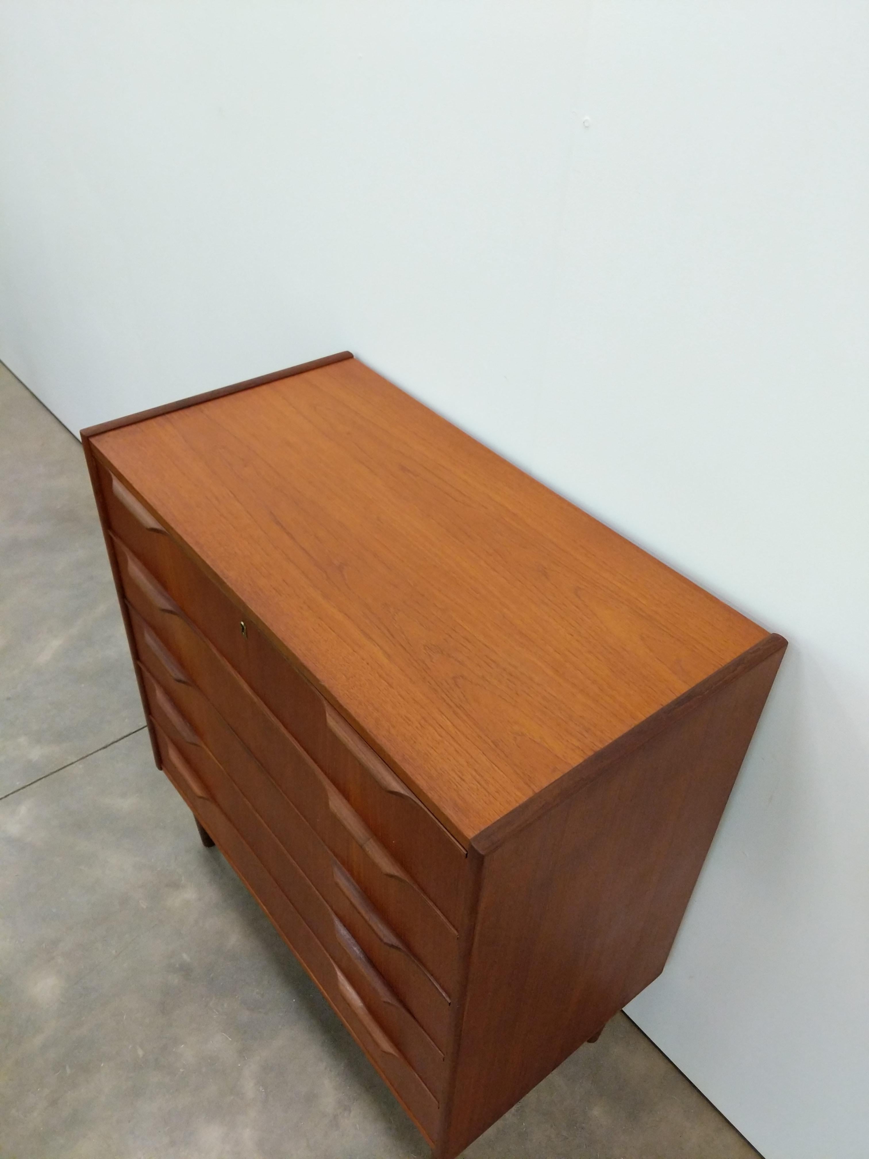 Vintage Danish Mid Century Modern Teak Dresser In Good Condition In Gardiner, NY