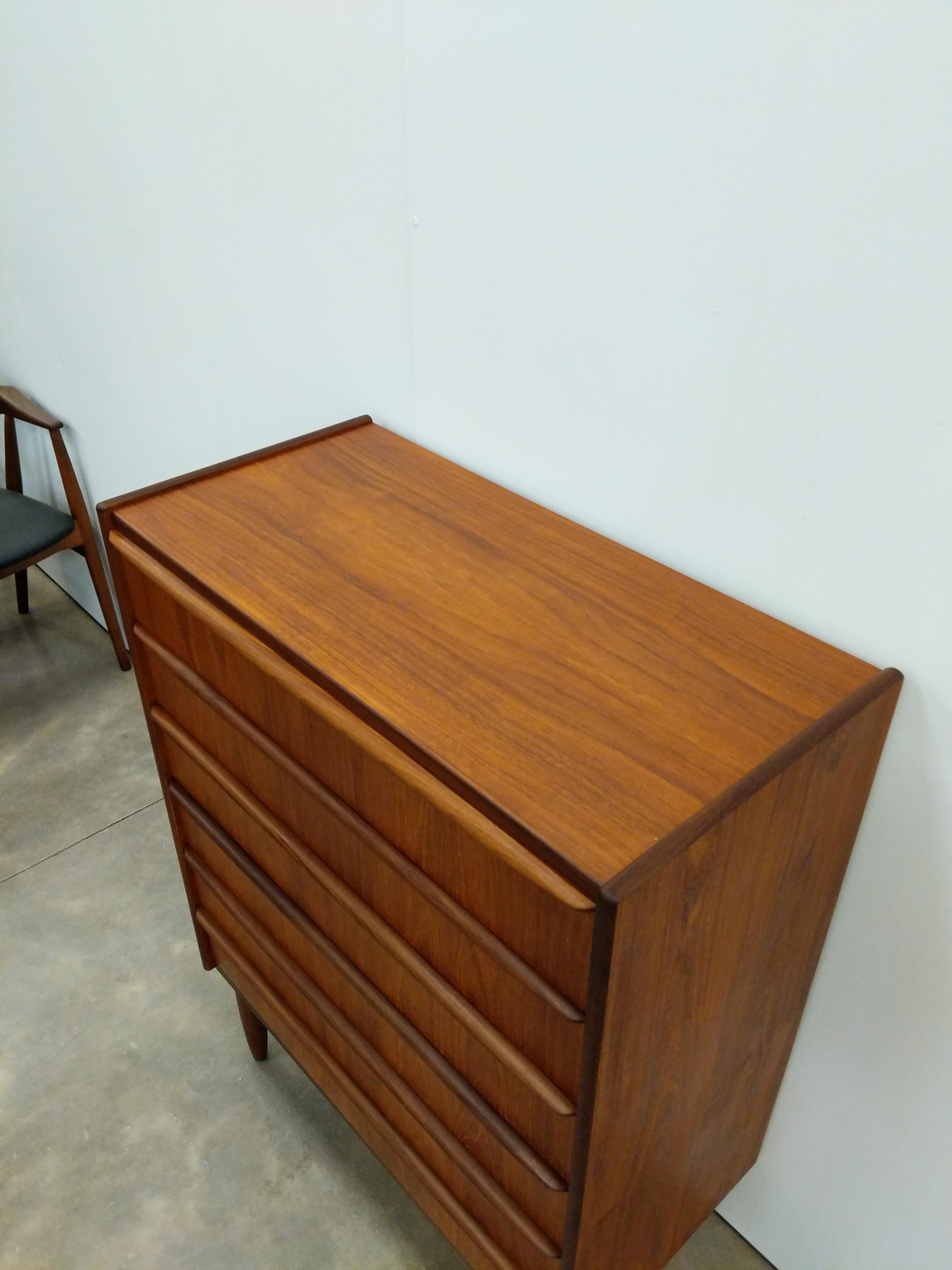 Dänische Mid-Century-Modern-Kommode aus Teakholz im Zustand „Gut“ in Gardiner, NY