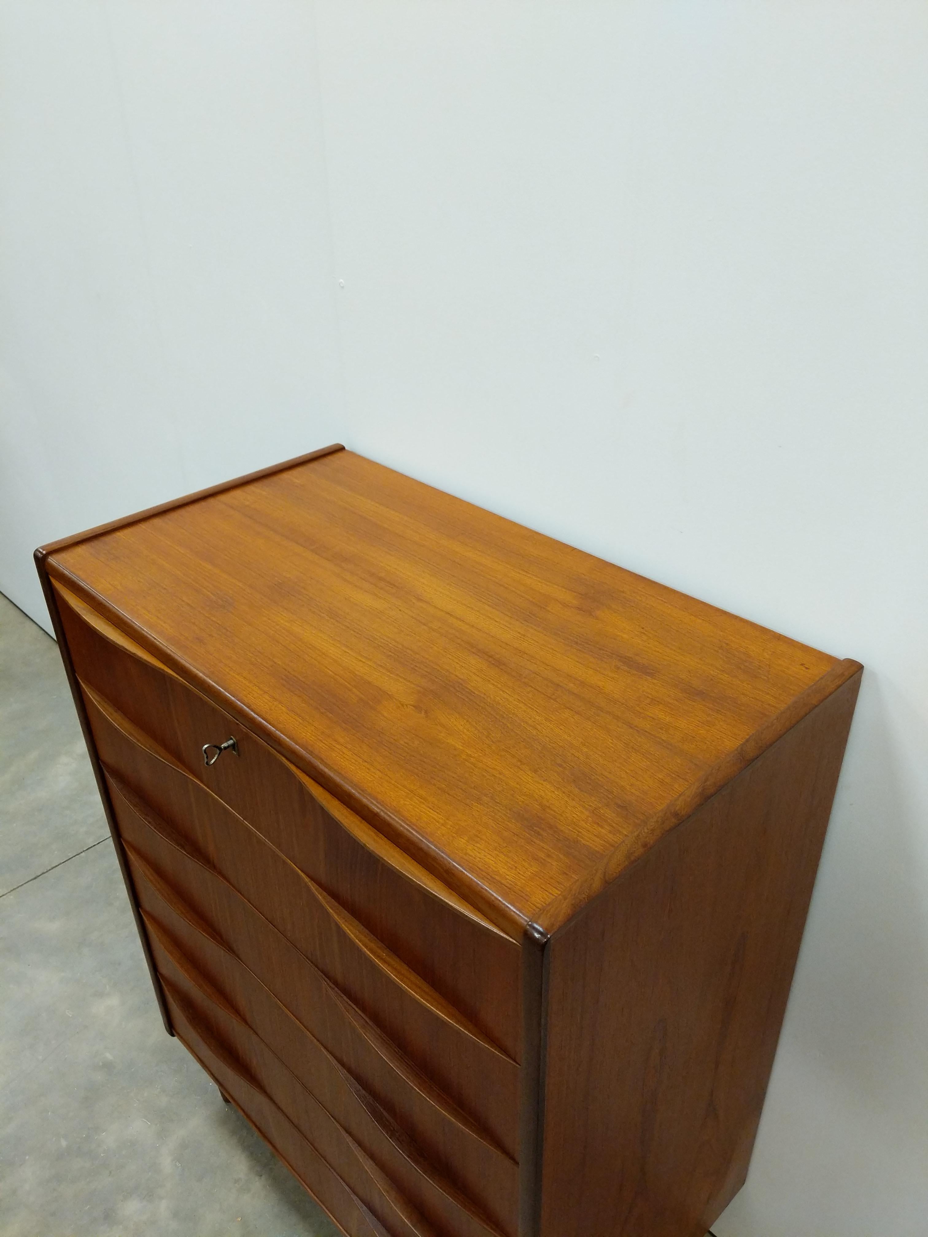 Danese Comò danese d'epoca in teak della metà del secolo scorso in vendita