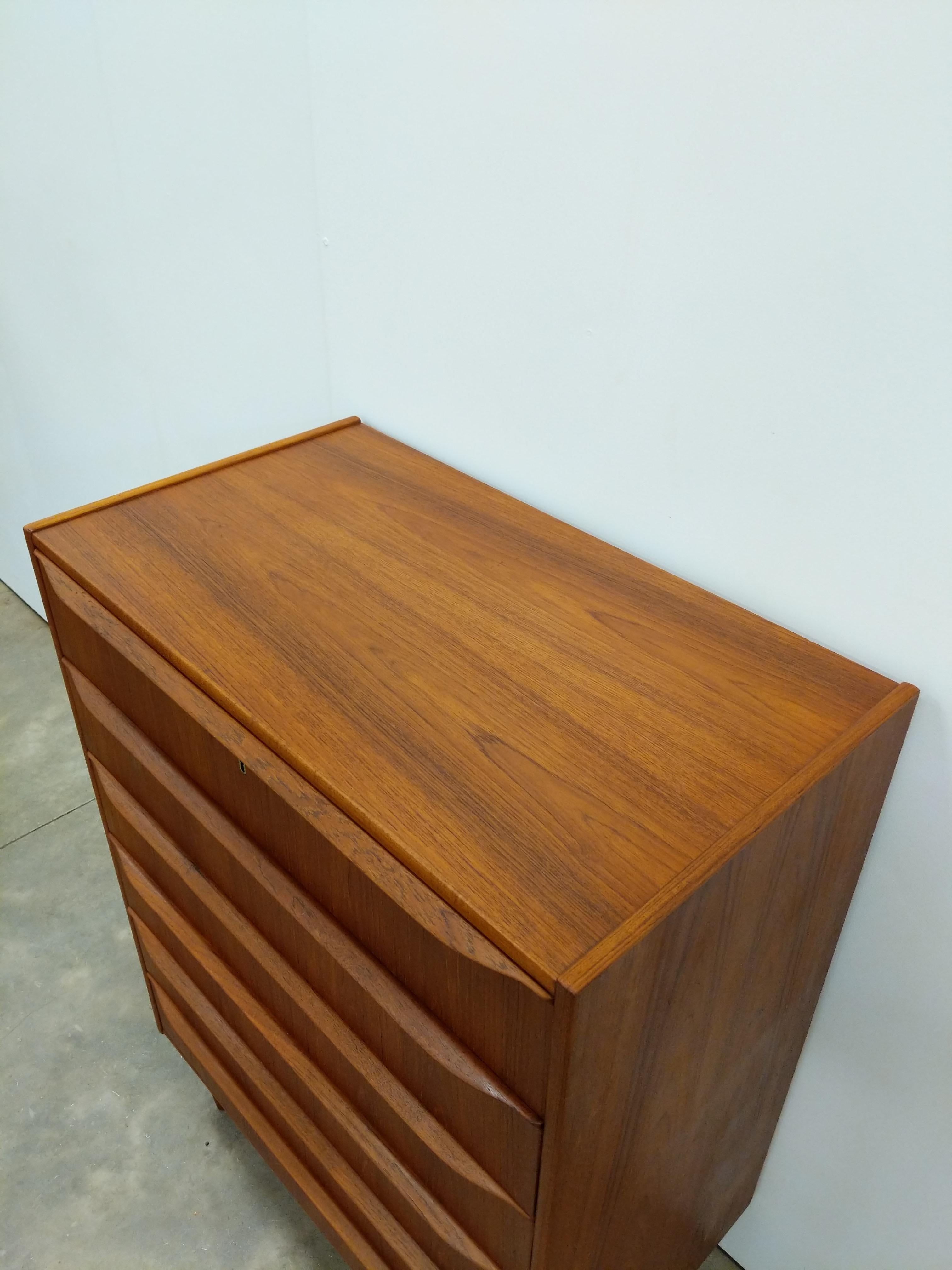 Danese Comò danese d'epoca in teak della metà del secolo scorso in vendita
