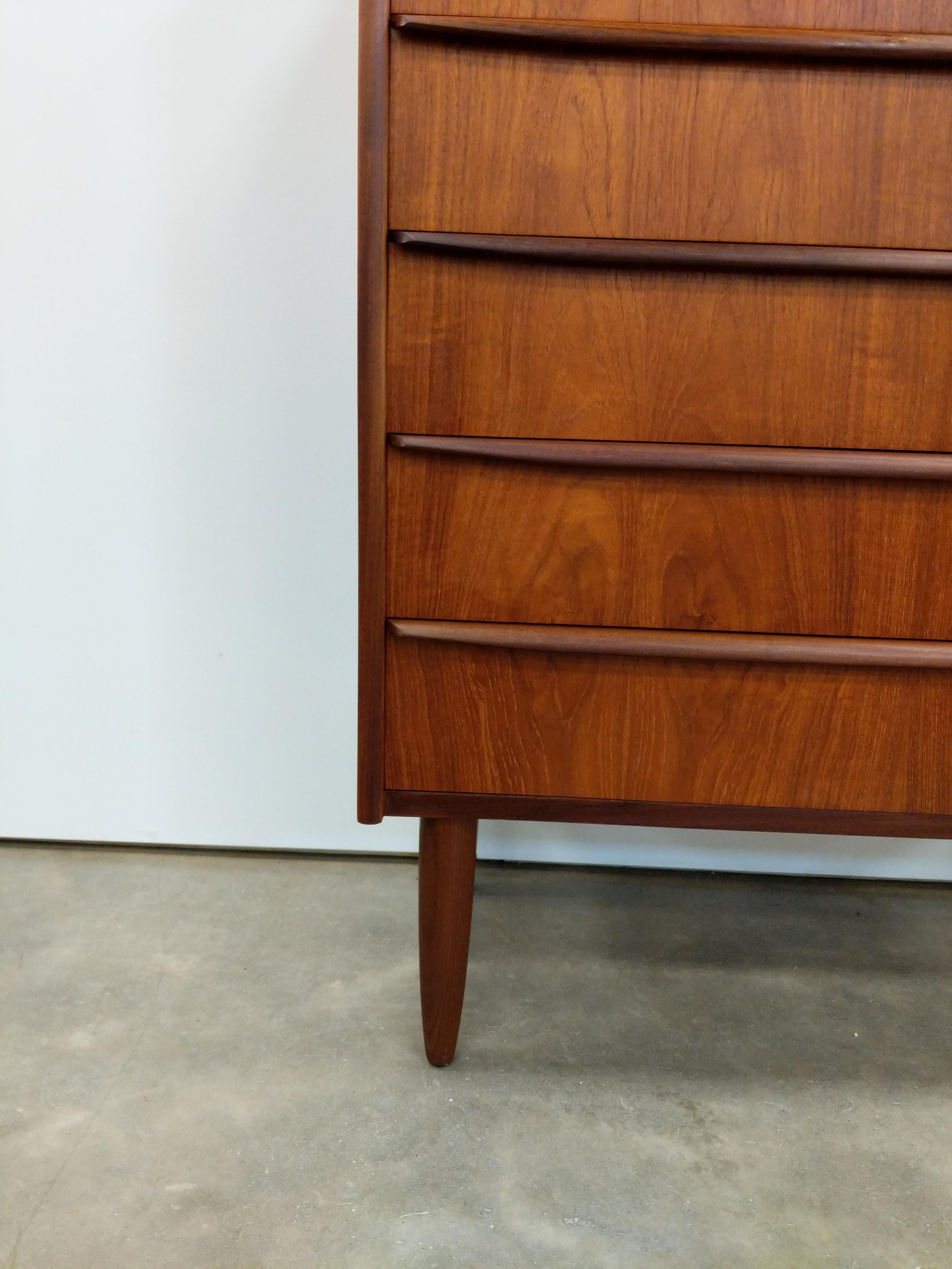 Dänische Mid-Century-Modern-Kommode aus Teakholz (20. Jahrhundert)