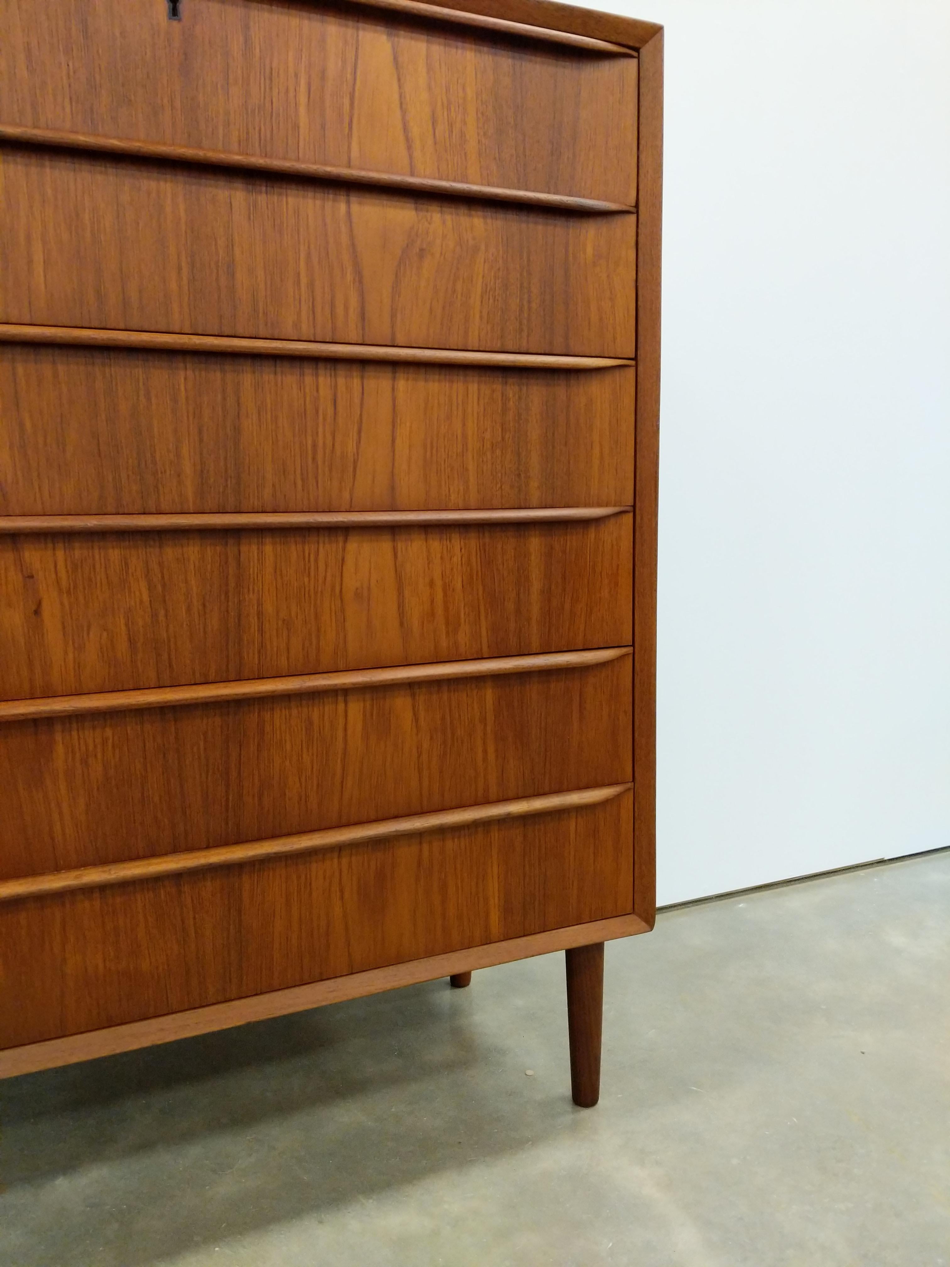 Vintage Danish Mid Century Modern Teak Dresser For Sale 1