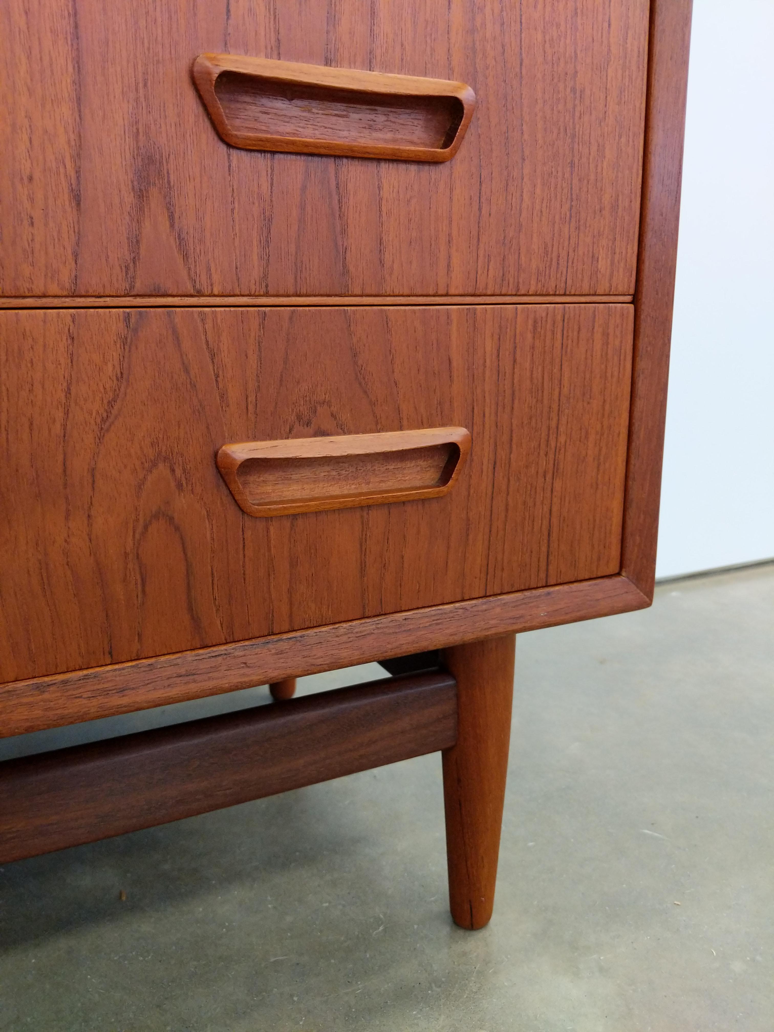 Vintage Danish Mid Century Modern Teak Dresser For Sale 1