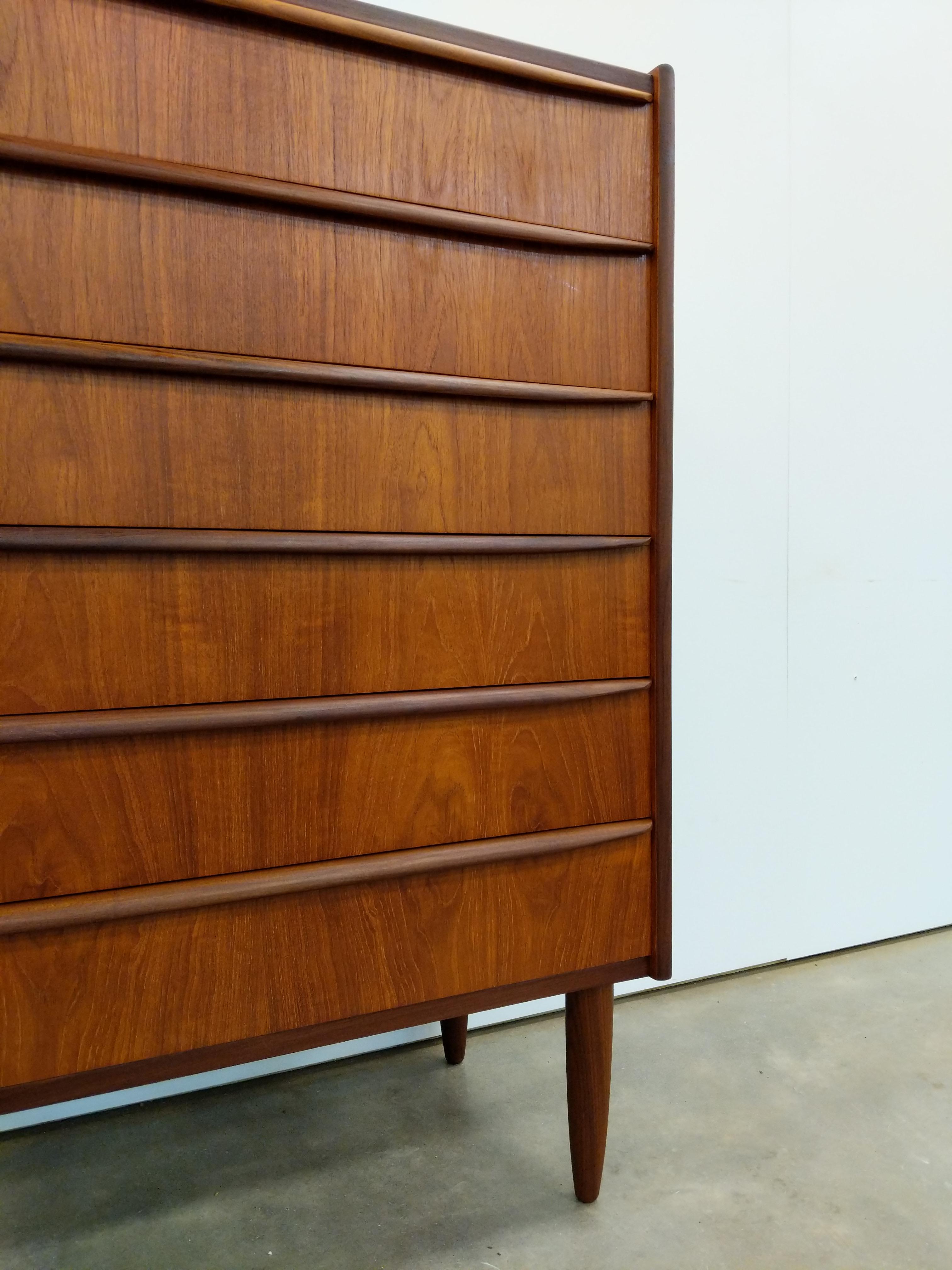 Dänische Mid-Century-Modern-Kommode aus Teakholz 1