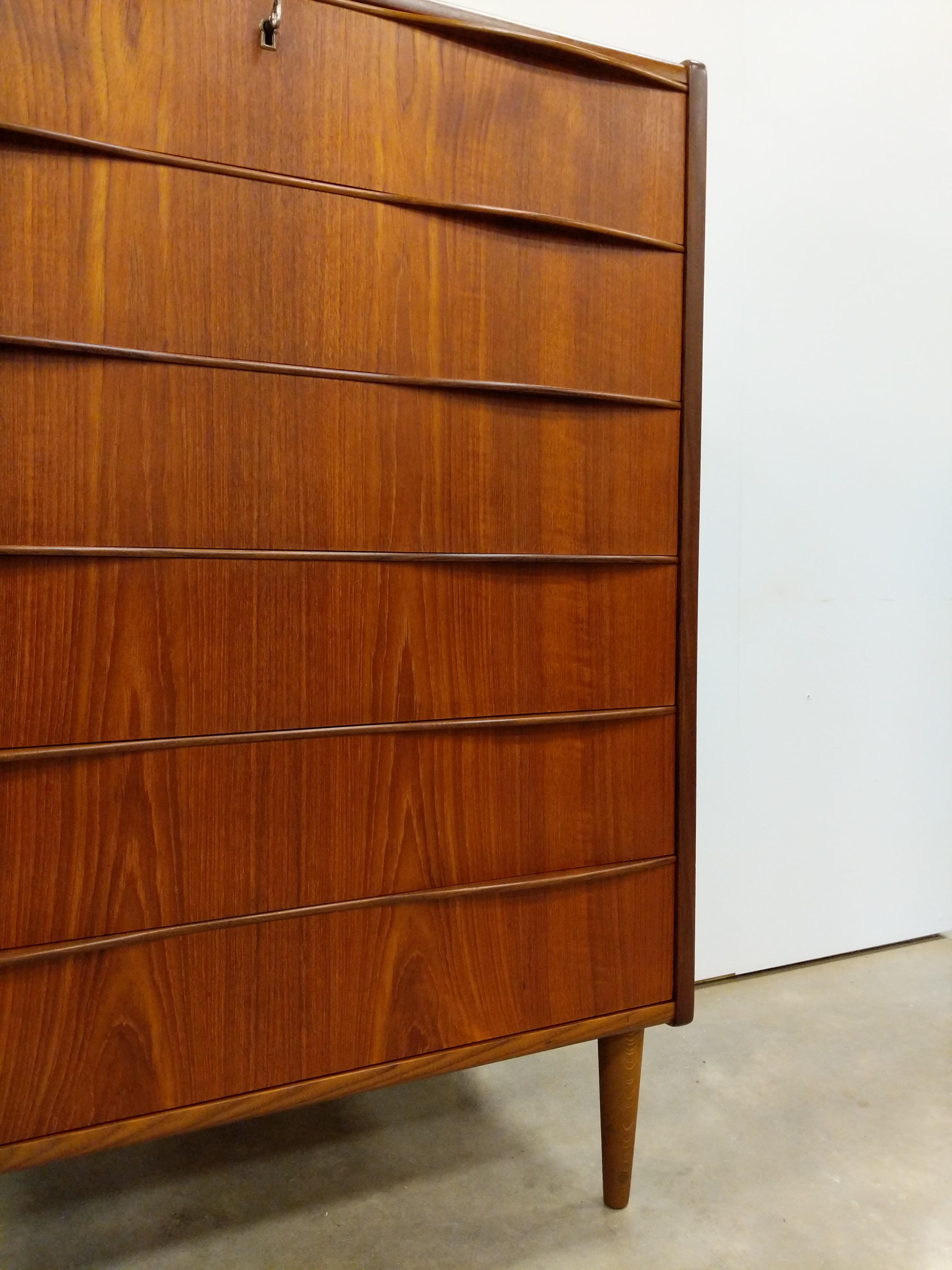XX secolo Comò danese d'epoca in teak della metà del secolo scorso in vendita