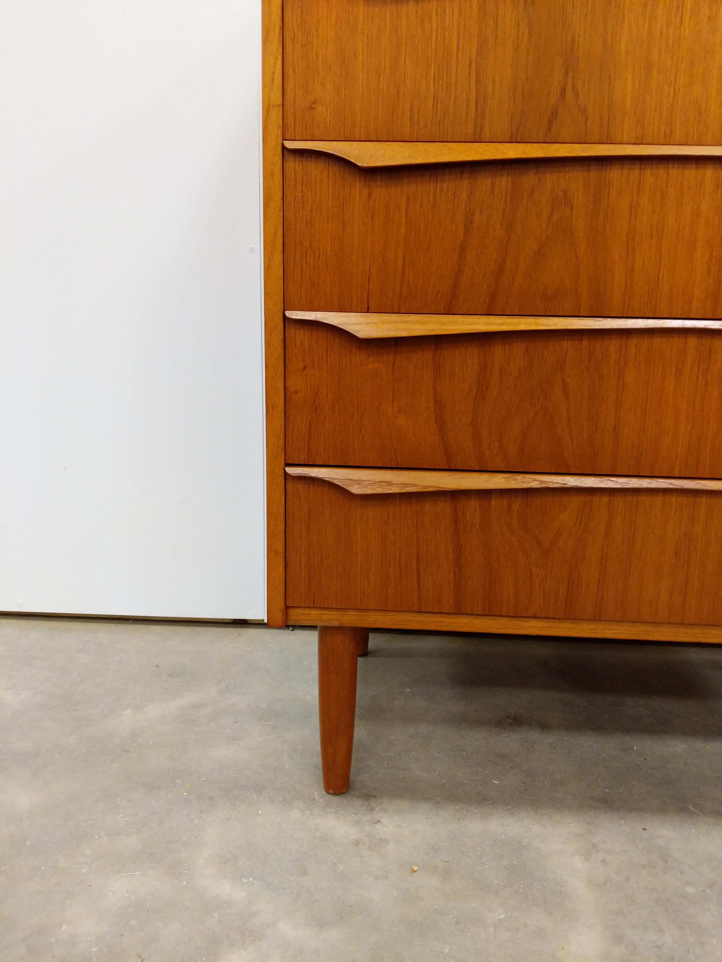 XX secolo Comò danese d'epoca in teak della metà del secolo scorso in vendita