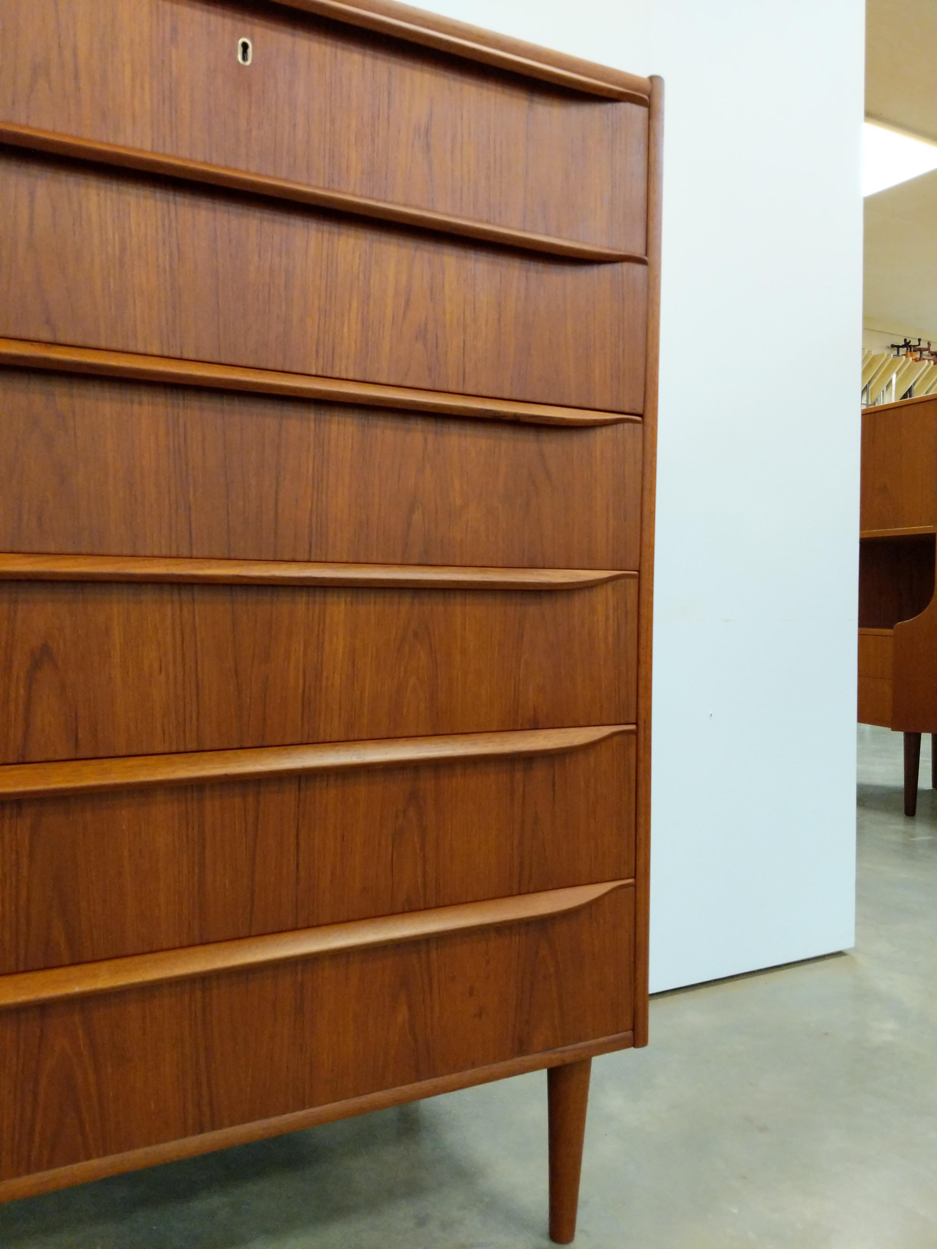 XX secolo Comò danese d'epoca in teak della metà del secolo scorso in vendita