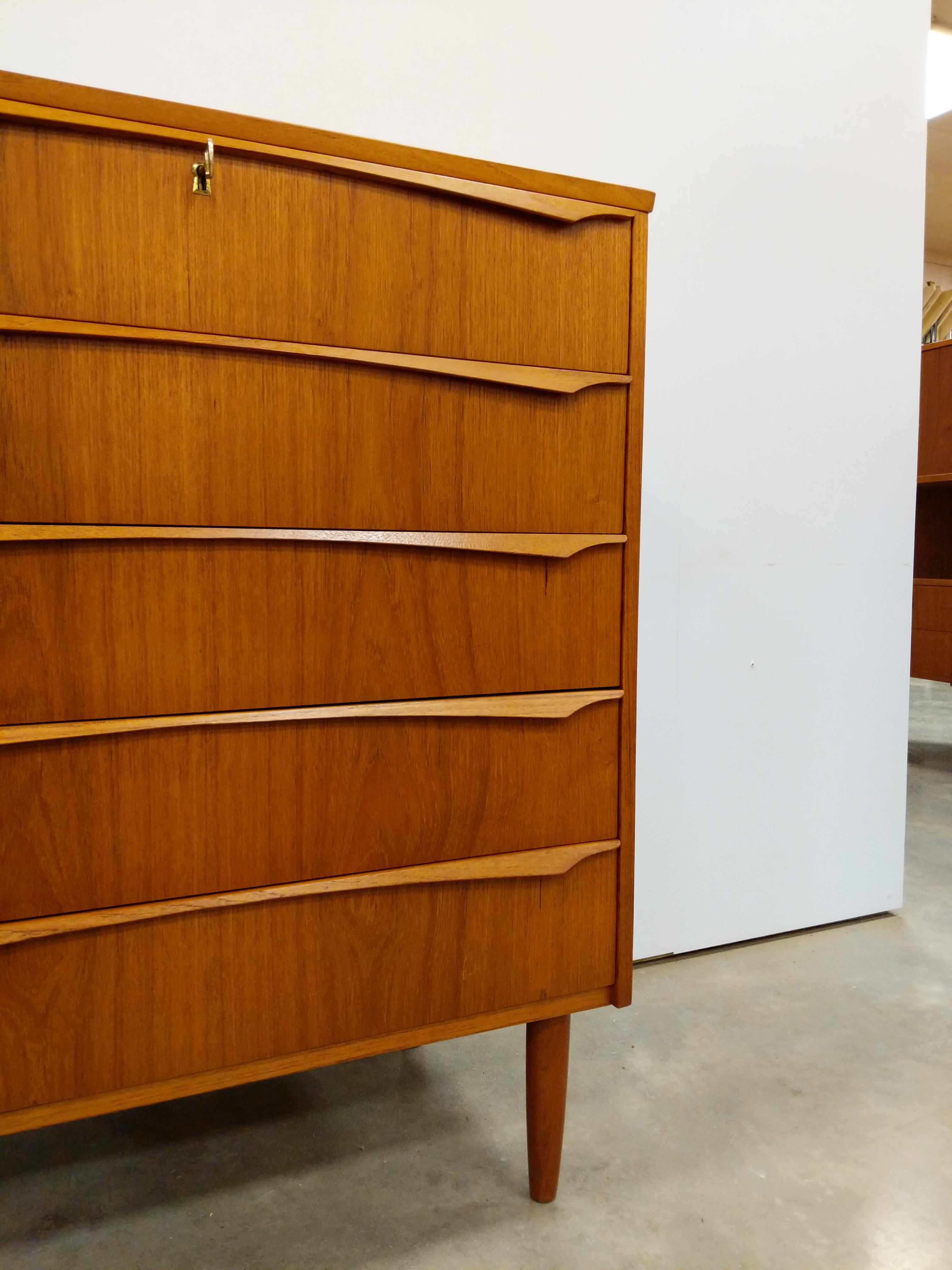 Teak Comò danese d'epoca in teak della metà del secolo scorso in vendita