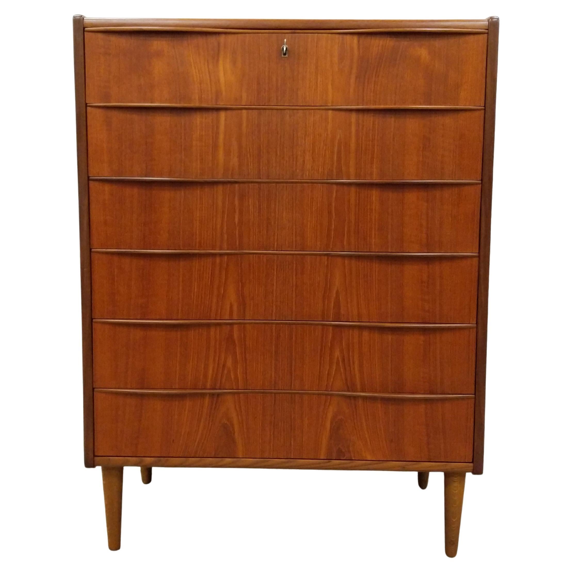 Comò danese d'epoca in teak della metà del secolo scorso in vendita