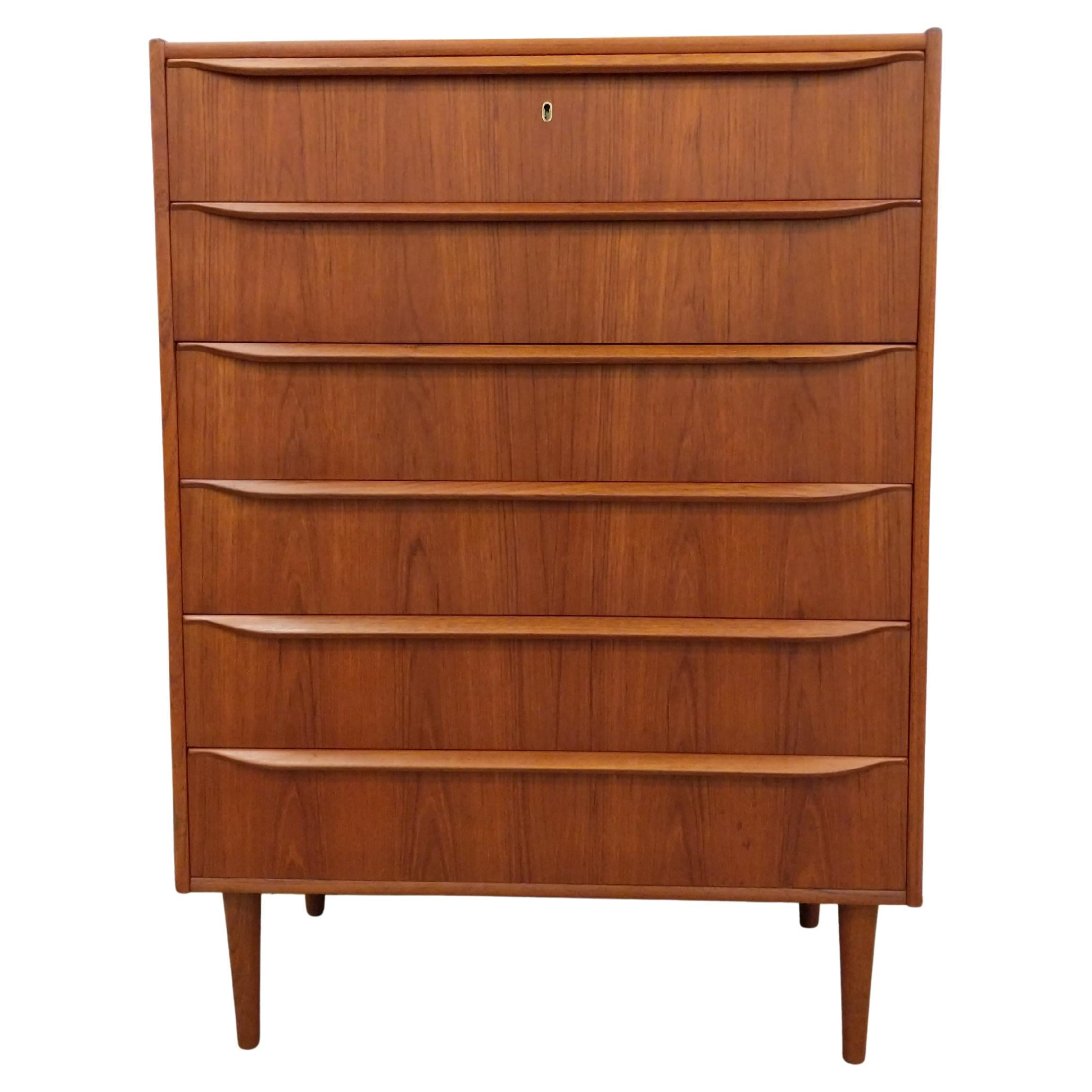 Comò danese d'epoca in teak della metà del secolo scorso in vendita