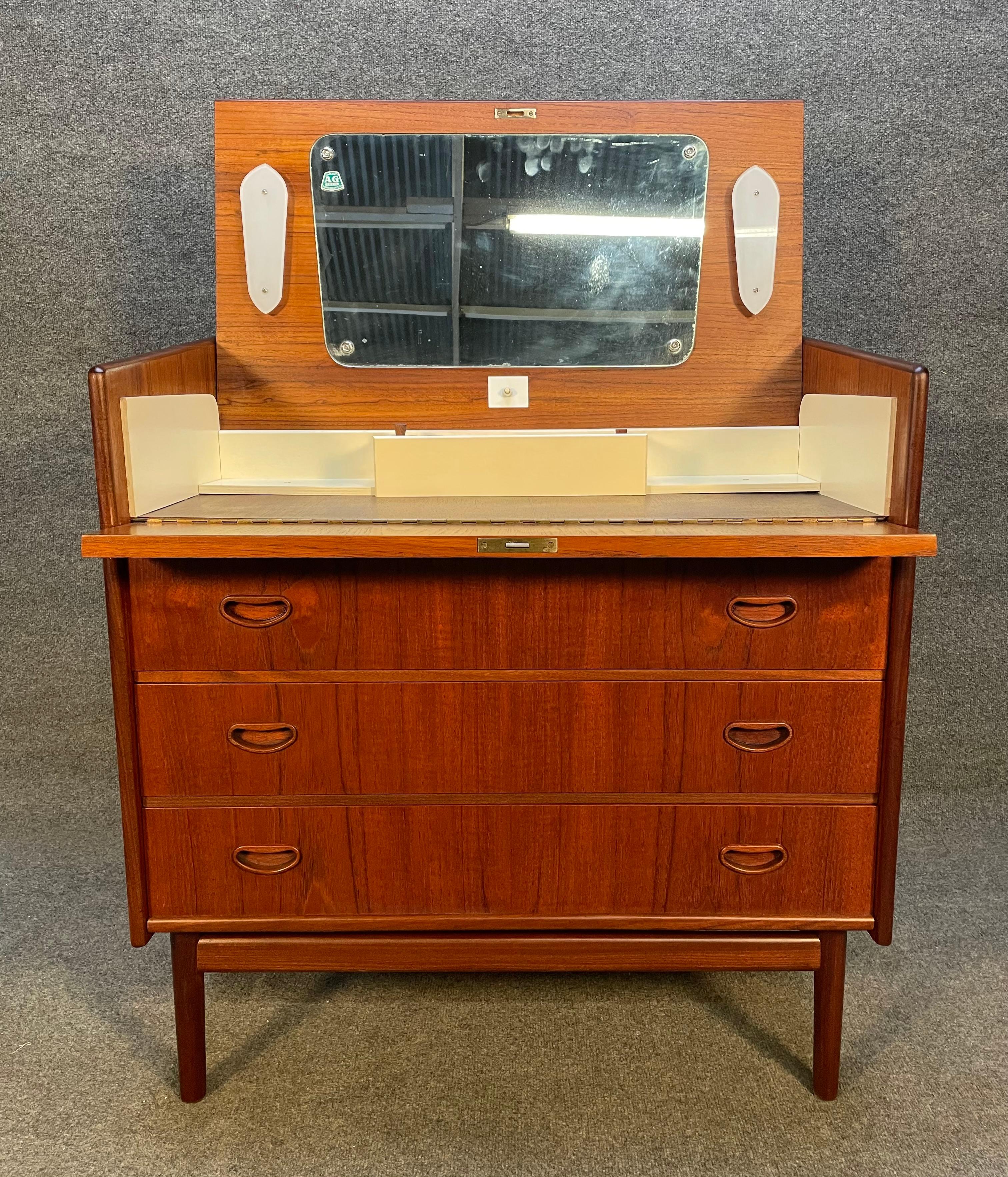 Vintage Danish Mid-Century Modern Teak Dresser Vanity Attributed to Peter Hvidt For Sale 4